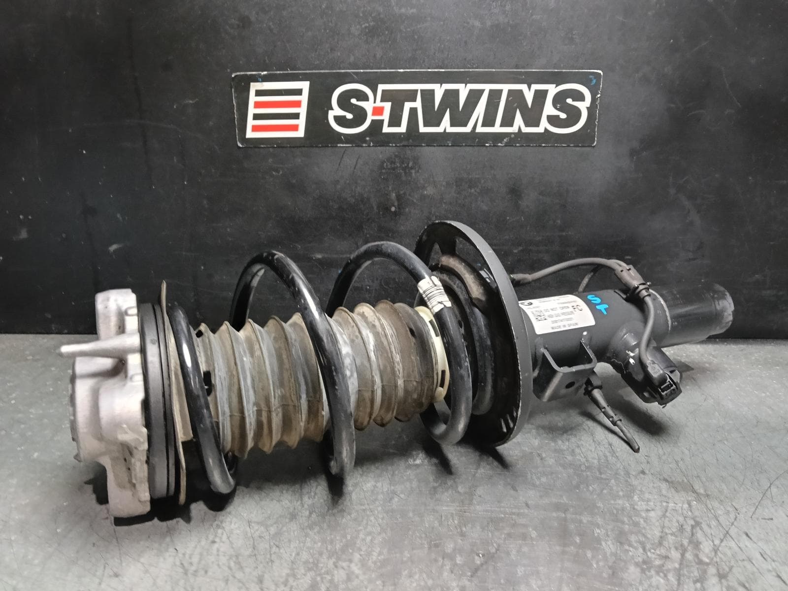 Used auto part listing image: 2021 BMW 4 SERIES LEFT FRONT STRUT G22/G23, W/ ADAPTIVE TYPE, AWD, 06/20- 0000410179