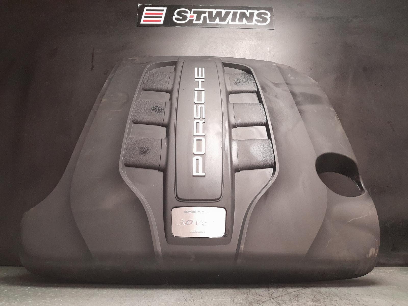 Used auto part listing image: 2015 PORSCHE MACAN ENGINE COVER 95B, 06/14-12/25 0000377026
