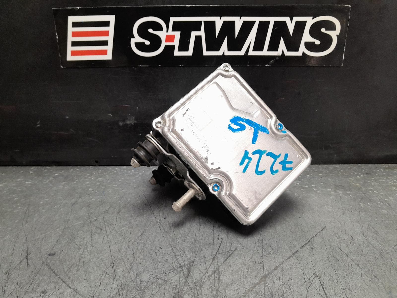 Used auto part listing image: 2015 PORSCHE MACAN ABS PUMP MODULATOR 95B, 06/14-12/25 0000377029