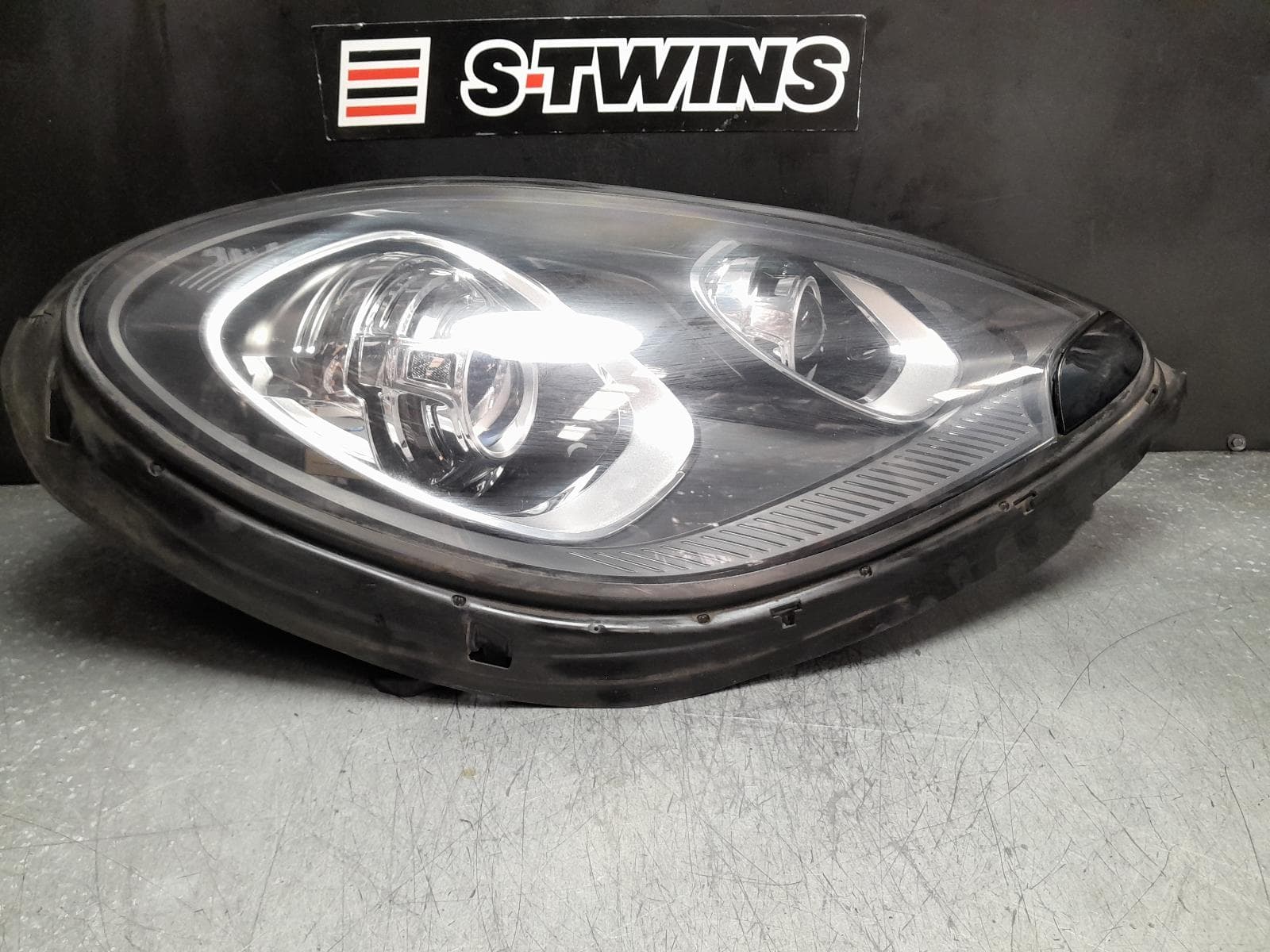 Used auto part listing image: 2015 PORSCHE MACAN RIGHT HEADLAMP 95B, W/ BI-XENON, ADAPTIVE TYPE, 06/14-07/18 0000377037