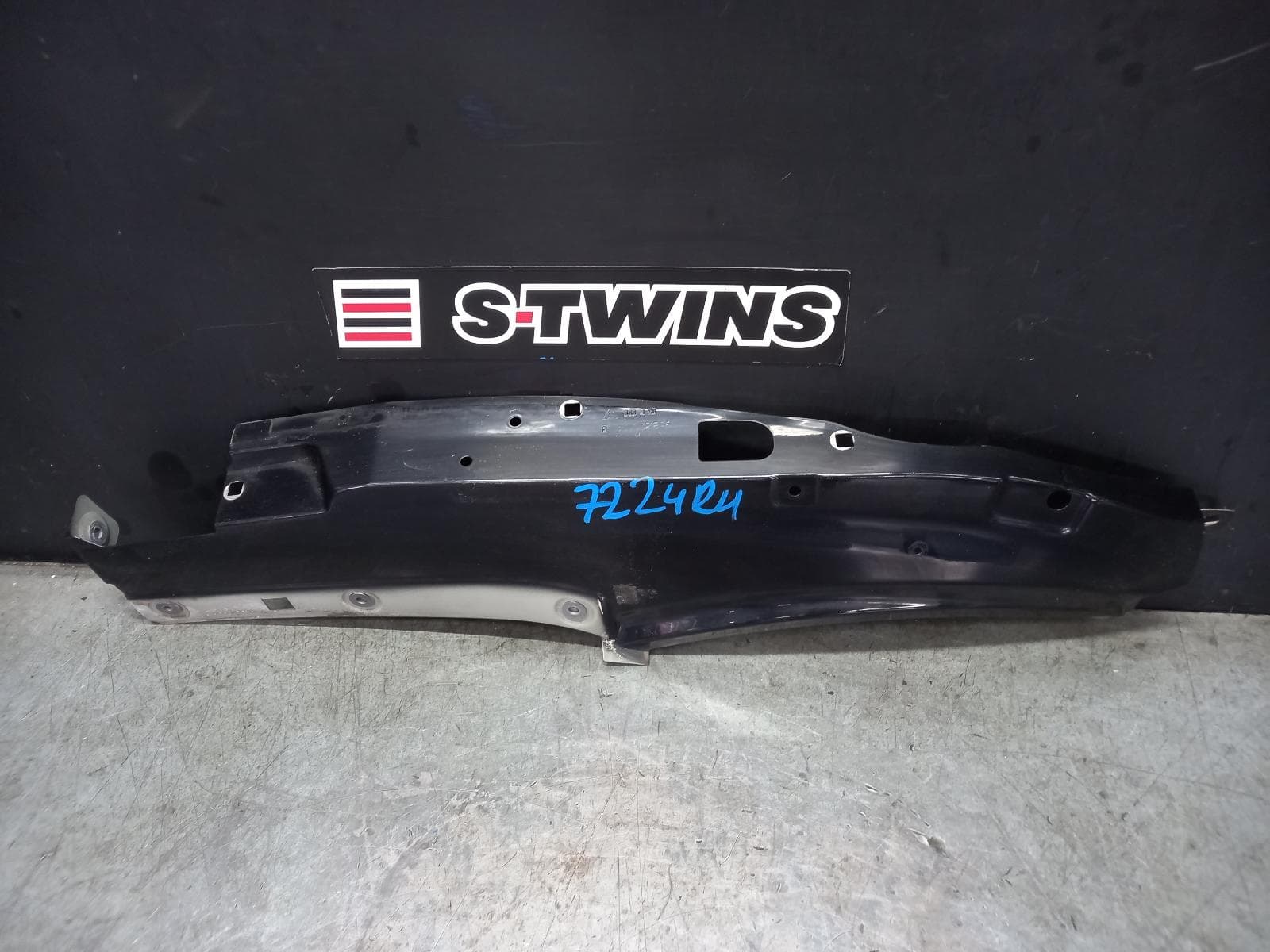 Used auto part listing image: 2015 PORSCHE MACAN RIGHT GUARD UPPER (INNER), 95B, 06/14- 0000377041