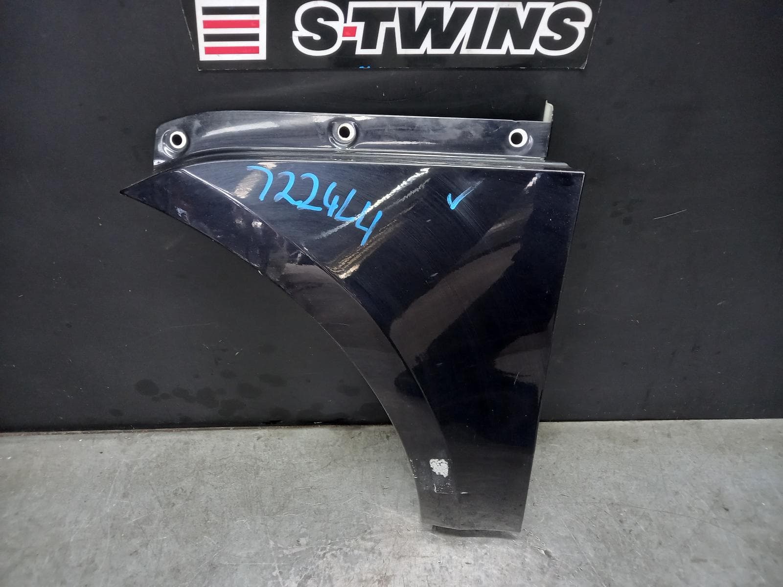Used auto part listing image: 2015 PORSCHE MACAN LEFT GUARD LOWER (OUTER), 95B, 06/14- 0000377043