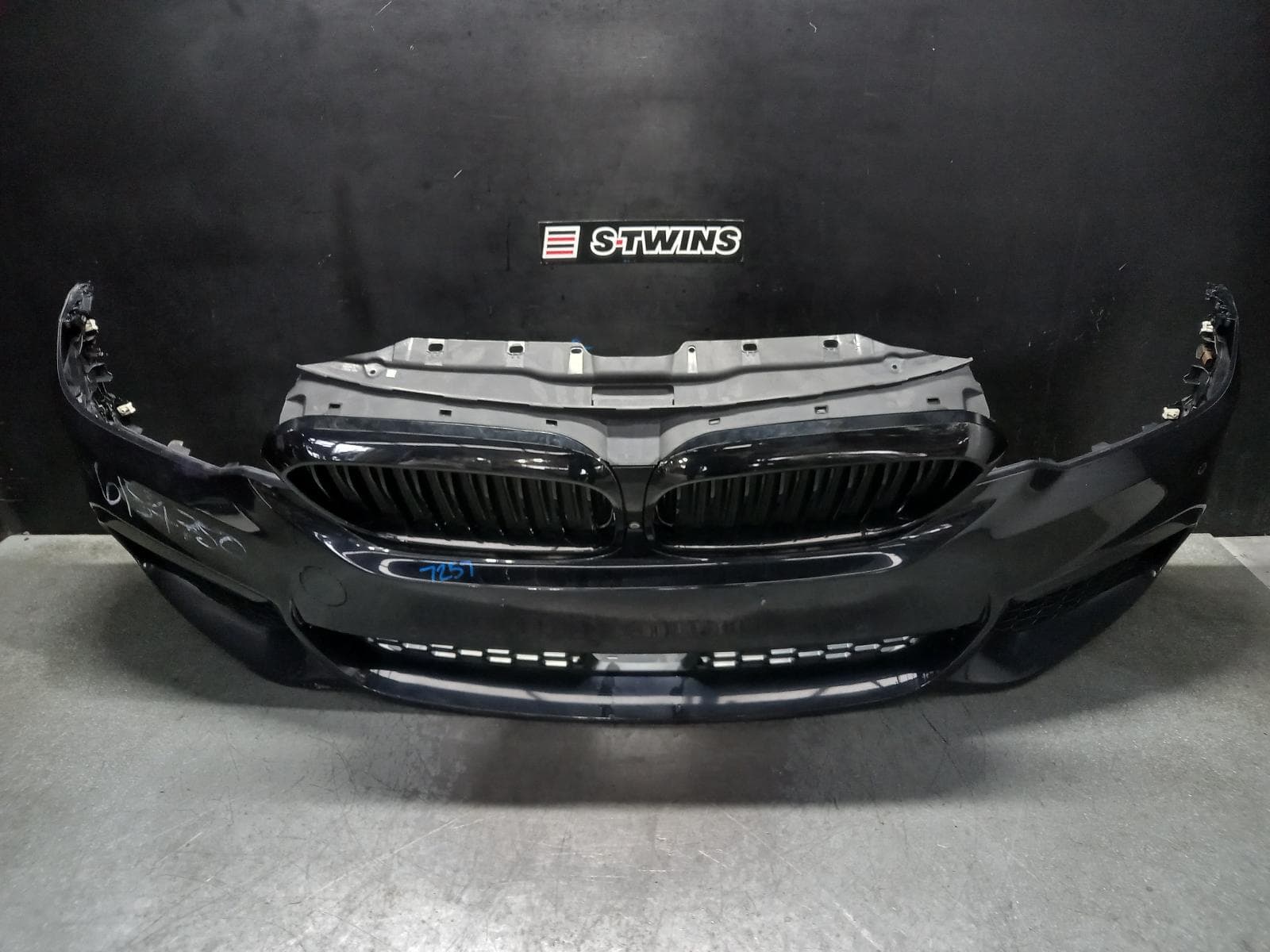 Used auto part listing image: 2018 BMW 5 SERIES FRONT BUMPER BUMPER BAR, G30/G31, M SPORT, NON H/LAMP WASHER TYPE, 03/17-06/20 0000372275