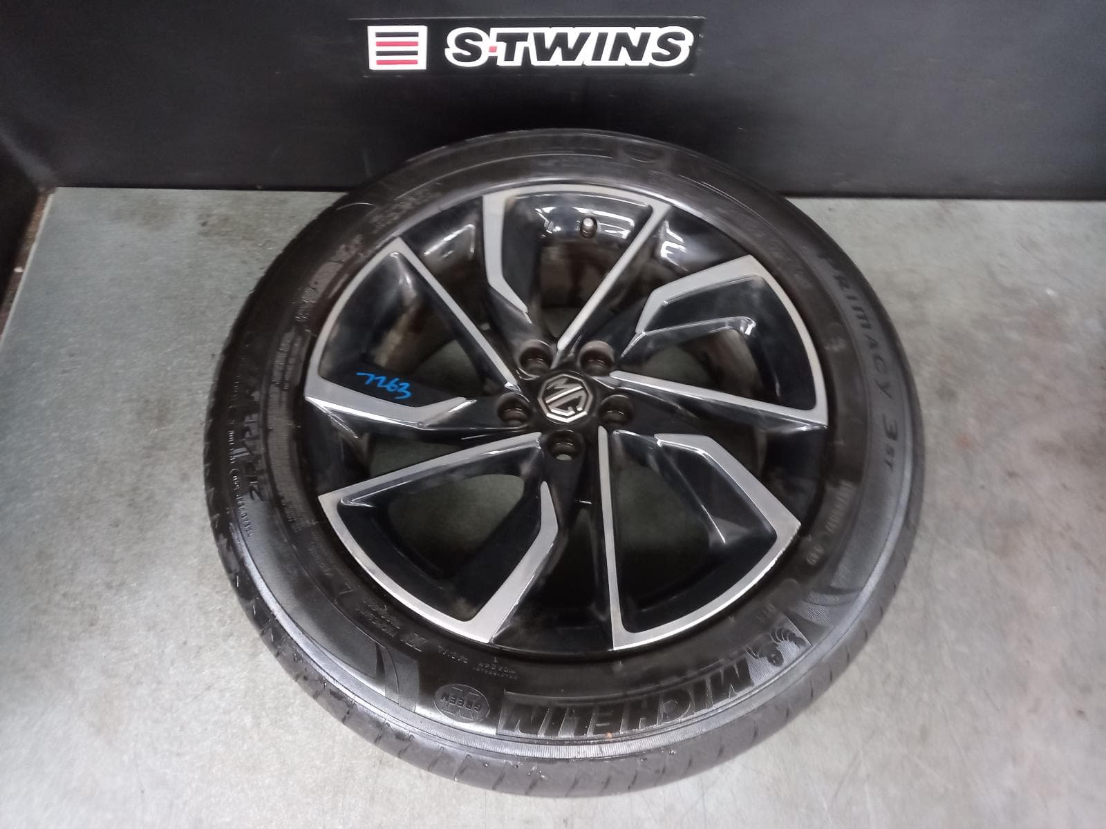 Used auto part listing image: 2022 MG ZS WHEEL MAG FACTORY, 17X6.5IN, 5 SPOKE, SILVER/BLACK, AZS1, 09/17- 0000317043