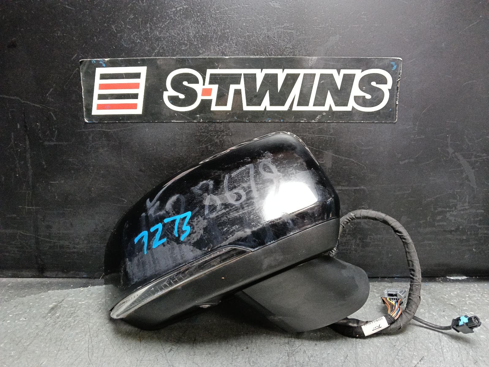 Used auto part listing image: 2019 VOLVO XC40 RIGHT DOOR MIRROR W/ AUTO POWER FOLD, AUTO DIM, CAMERA, BLIND SPOT TYPE, HIGH GLOSS BLACK, 02/18-05/22 0000404938