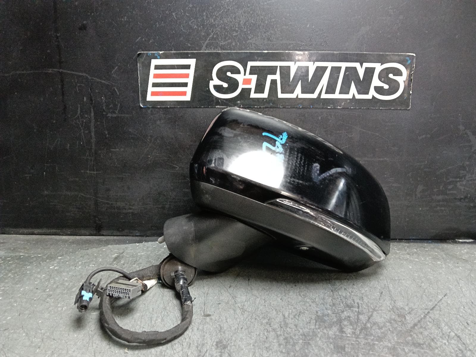 Used auto part listing image: 2019 VOLVO XC40 LEFT DOOR MIRROR W/ AUTO POWER FOLD, AUTO DIM, CAMERA, BLIND SPOT TYPE, HIGH GLOSS BLACK, 02/18-05/22 0000404939
