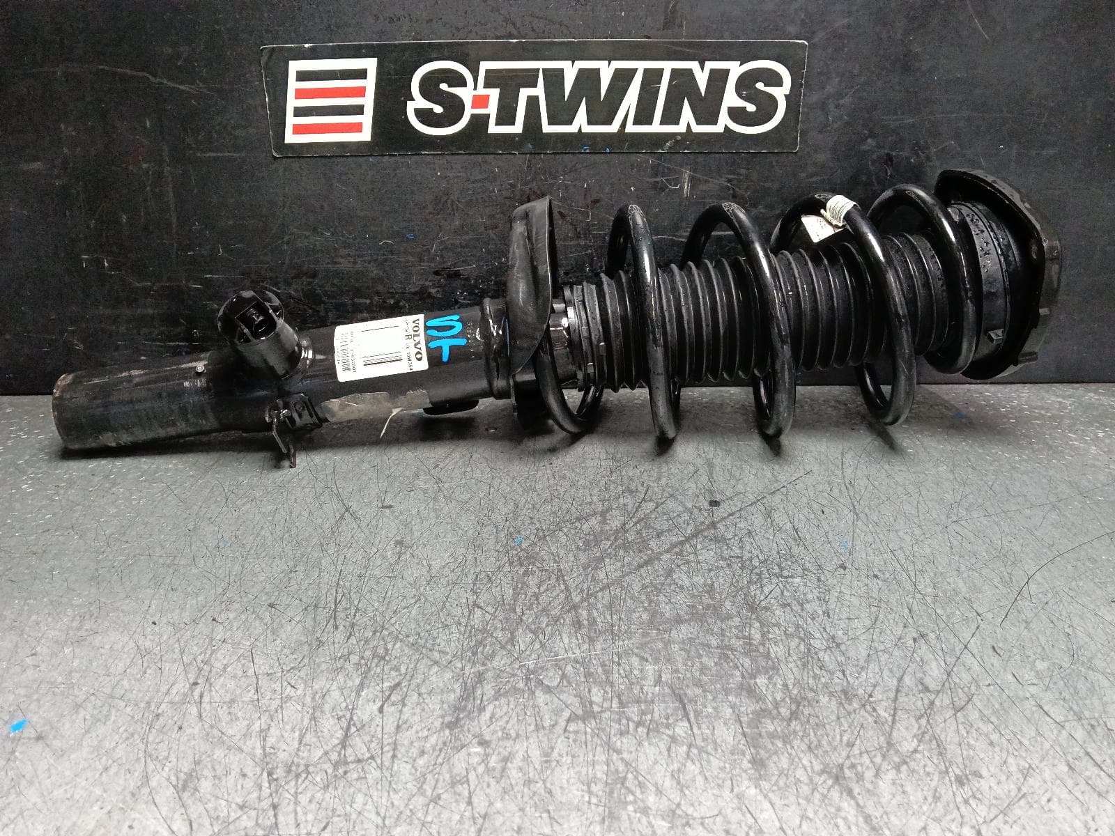 Used auto part listing image: 2019 VOLVO XC40 RIGHT FRONT STRUT 02/18- 0000396964