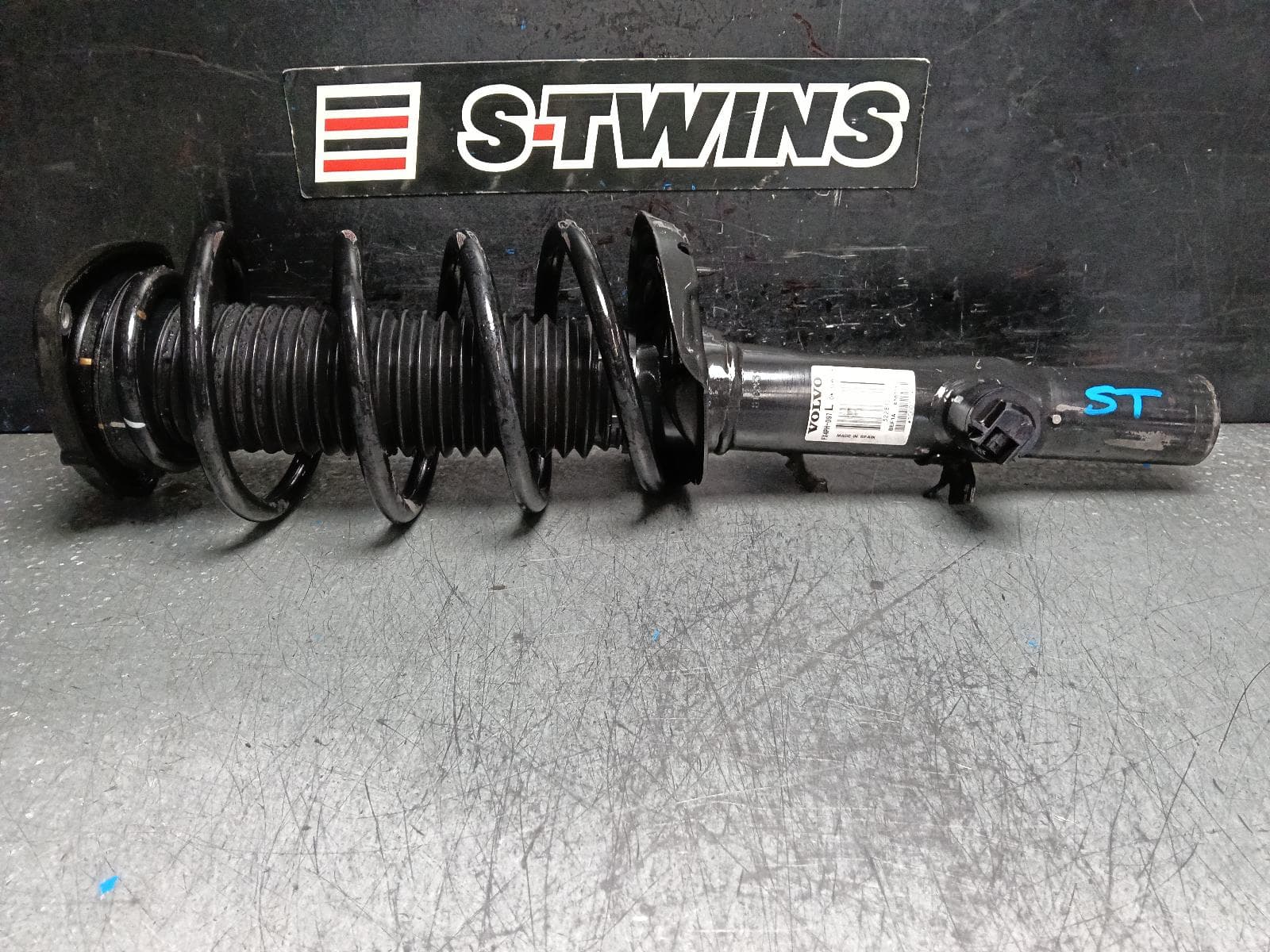 Used auto part listing image: 2019 VOLVO XC40 LEFT FRONT STRUT 02/18- 0000396984
