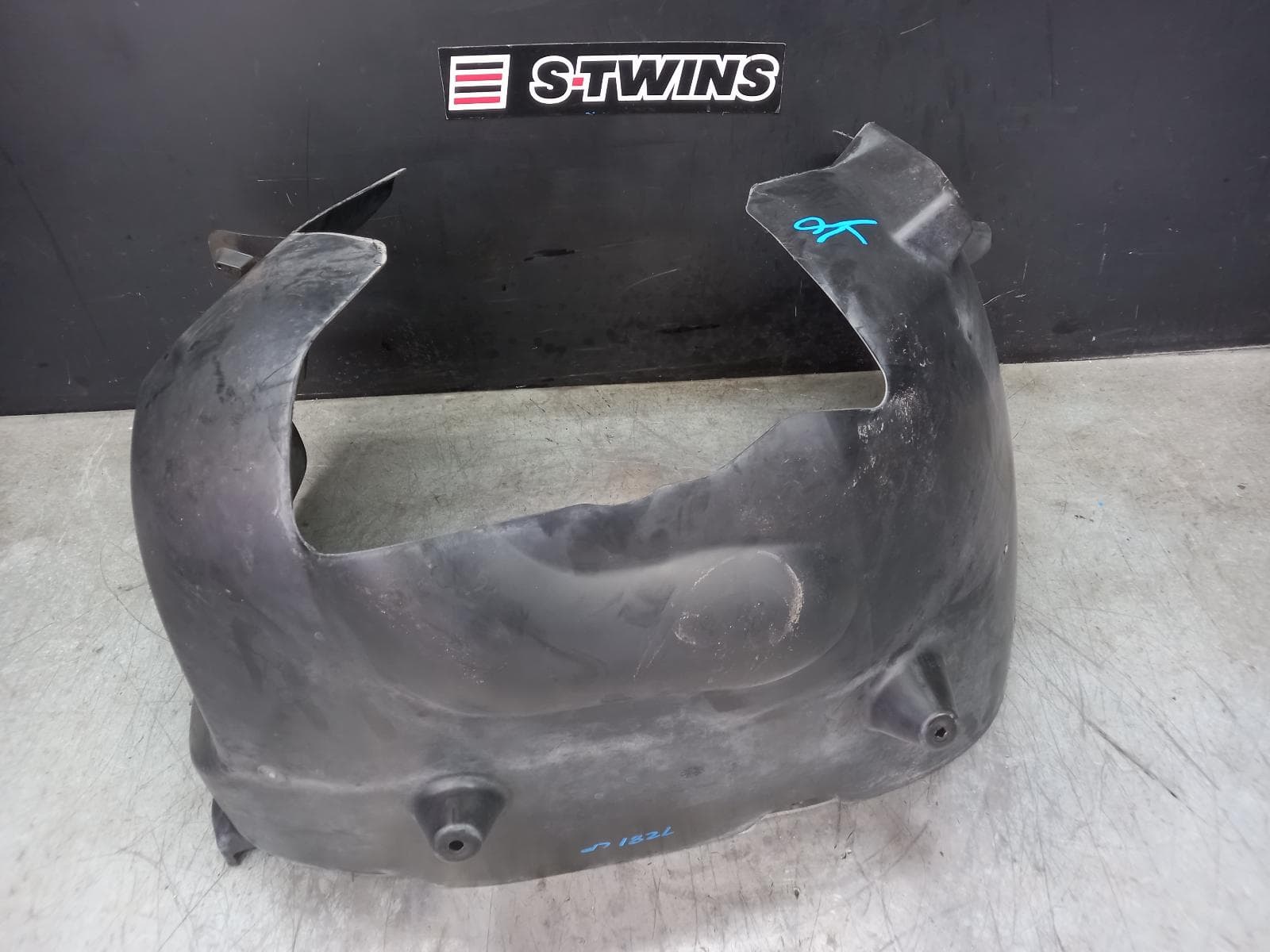 Used auto part listing image: 2015 VOLKSWAGEN AMAROK LEFT GUARD LINER 2H, FRONT, 10/10-06/16 0000385888