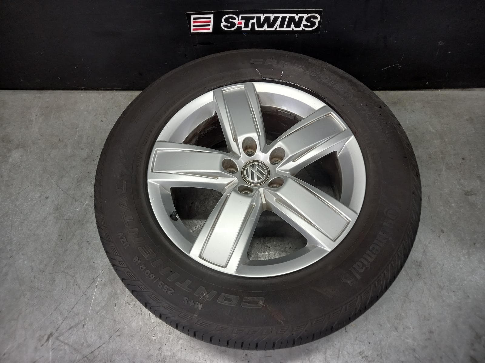 Used auto part listing image: 2015 VOLKSWAGEN AMAROK WHEEL MAG FACTORY, 17X8IN, ALDO, 2H, 10/10-09/22 0000386100
