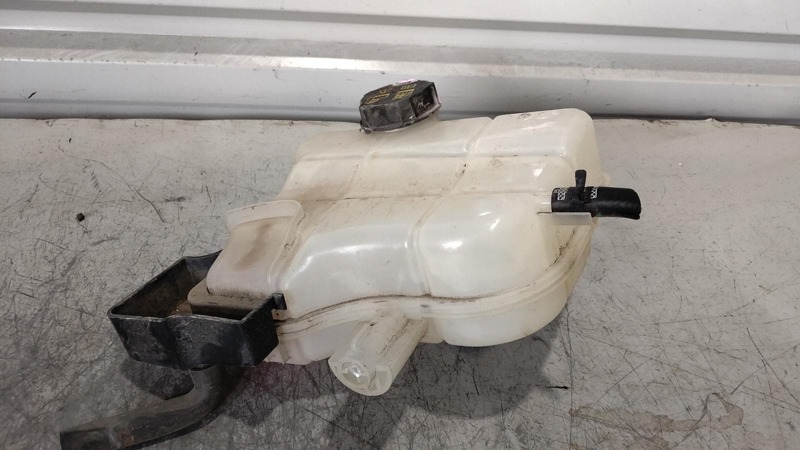 Used auto part listing image: 2022 LDV DELIVER 9 OVERFLOW BOTTLE SECONDARY, INTERCOOLER OVERFLOW (REAR), 07/21- 0000387120