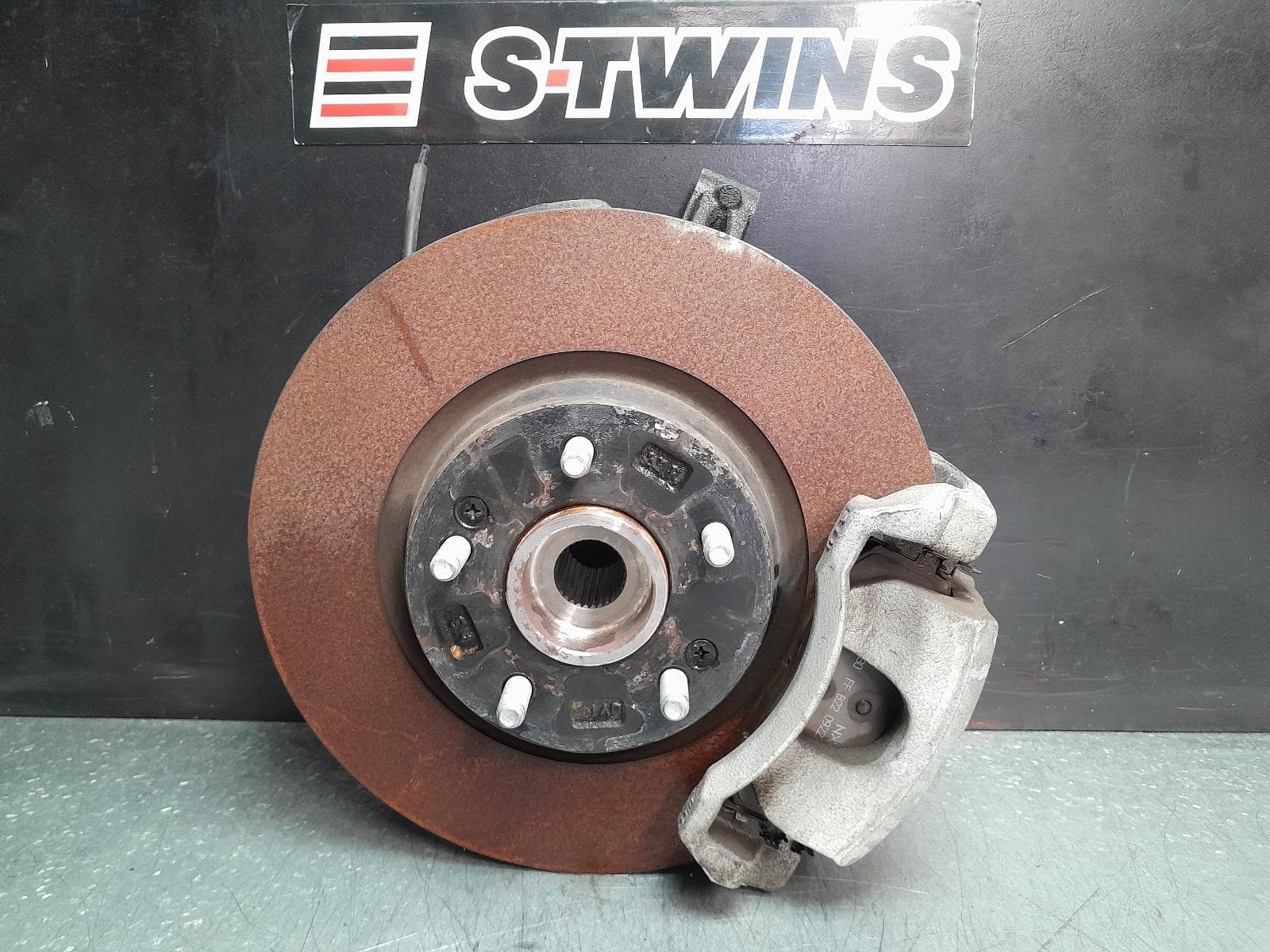 Used auto part listing image: 2022 HYUNDAI TUCSON RIGHT FRONT HUB ASSEMBLY NX4, AWD, 02/21- 0000371001
