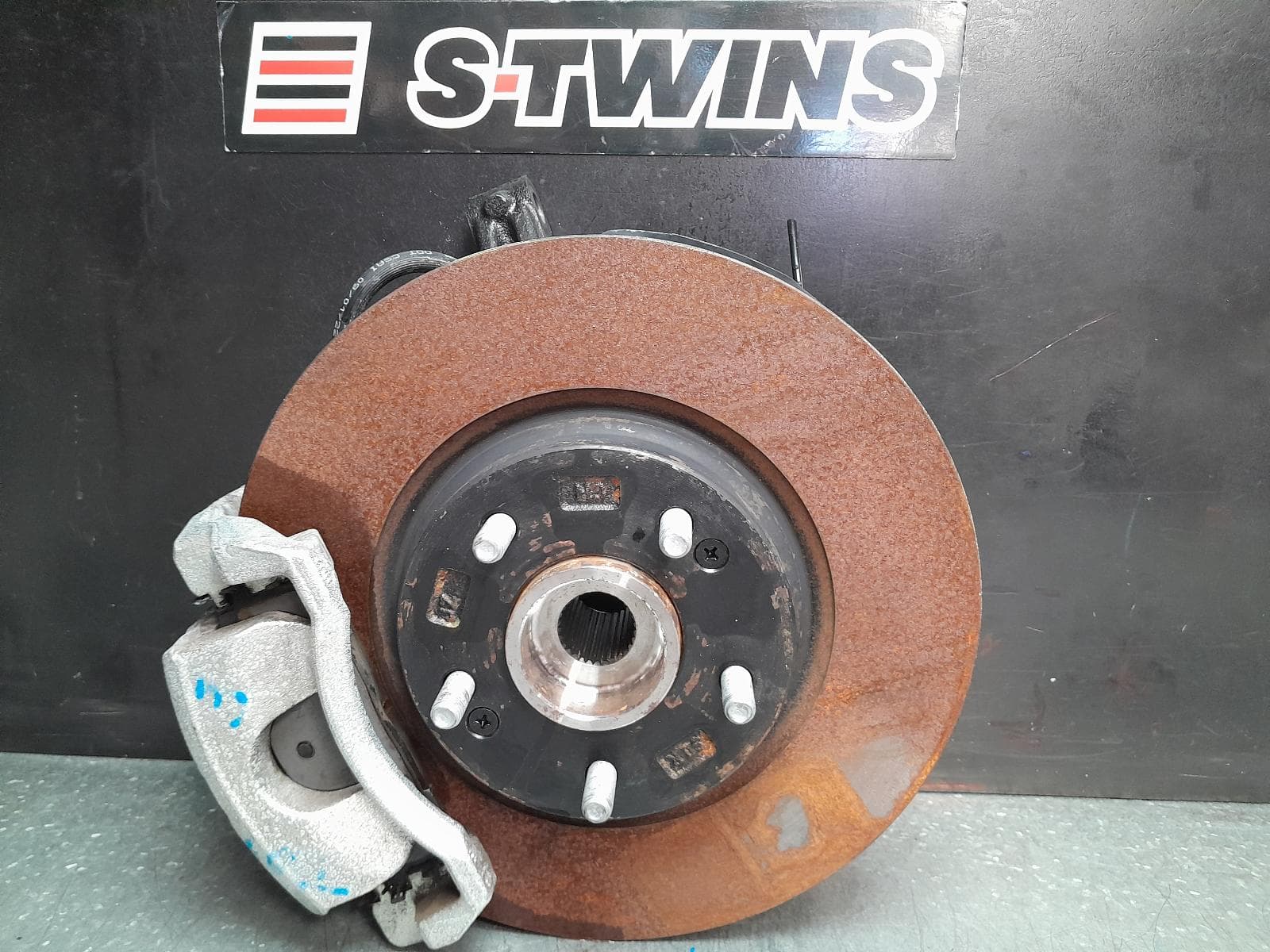 Used auto part listing image: 2022 HYUNDAI TUCSON LEFT FRONT HUB ASSEMBLY NX4, AWD, 02/21- 0000371002