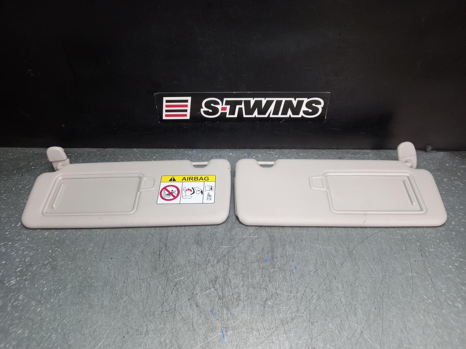 Used auto part listing image: 2022 HYUNDAI TUCSON SUNVISOR NX4, PAIR, GREY, 02/21-01/24 0000374373