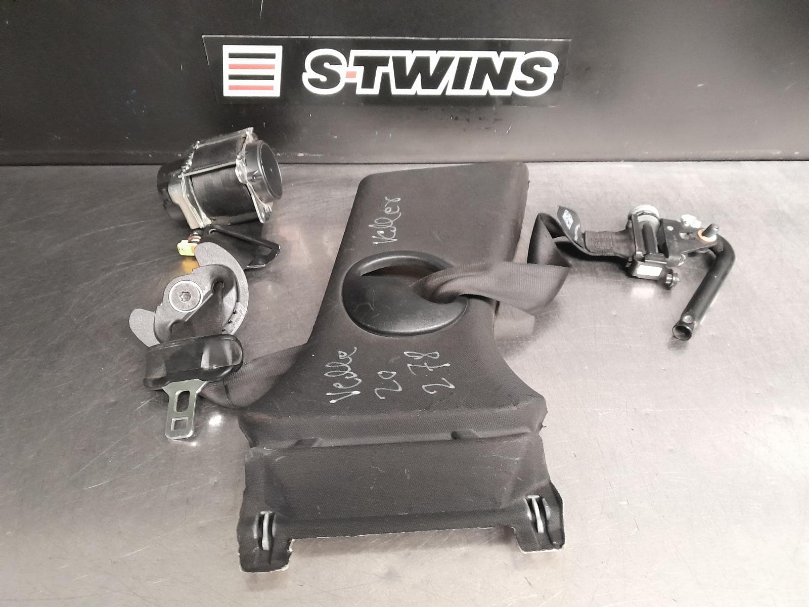 Used auto part listing image: 2019 LAND ROVER RANGEROVER VELAR SEAT BELT STALK RH FRONT, SEAT BELT ONLY, L560, 05/17- 0000265798