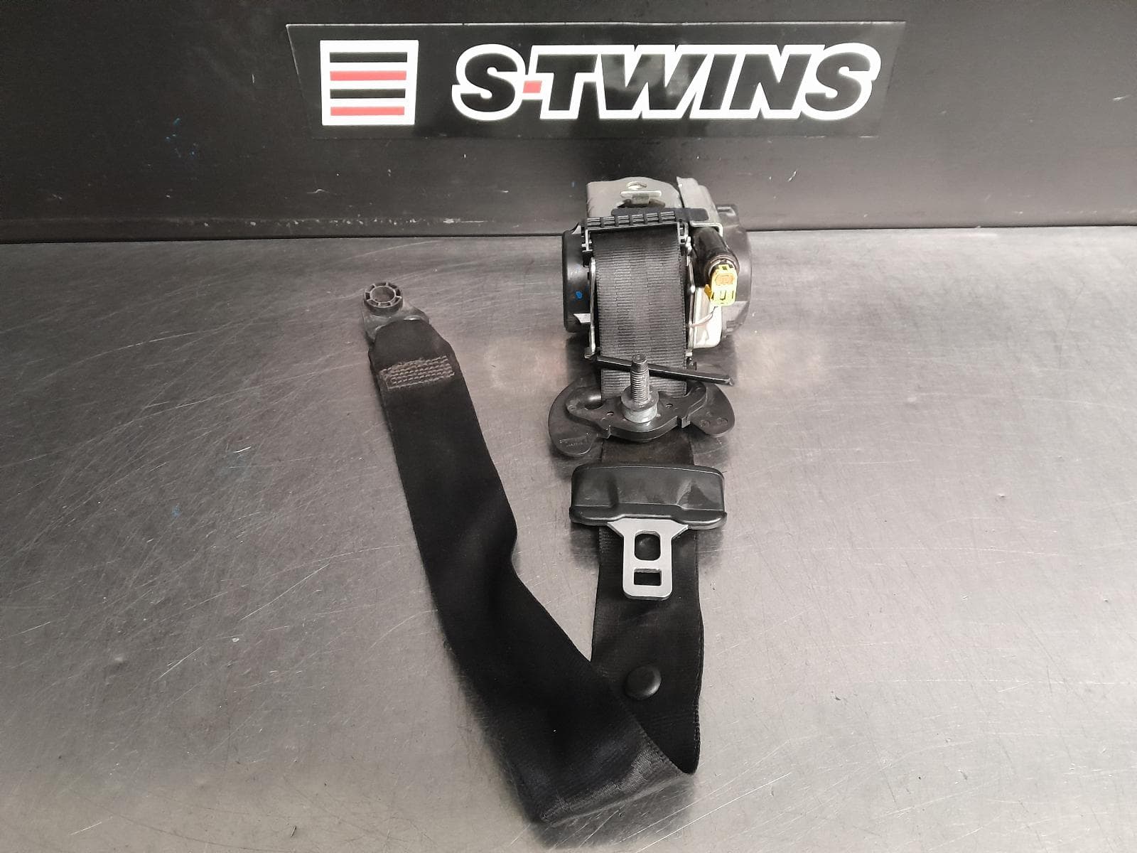 Used auto part listing image: 2019 LAND ROVER RANGEROVER VELAR SEAT BELT STALK LH FRONT, SEAT BELT ONLY, L560, 05/17- 0000265799