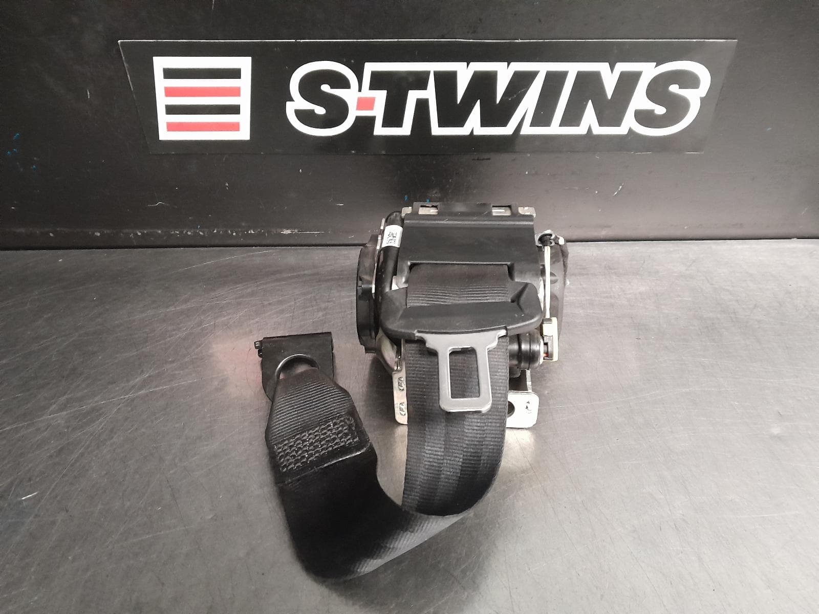 Used auto part listing image: 2019 LAND ROVER RANGEROVER VELAR SEAT BELT STALK RH REAR, SEAT BELT ONLY, L560, 05/17- 0000265800