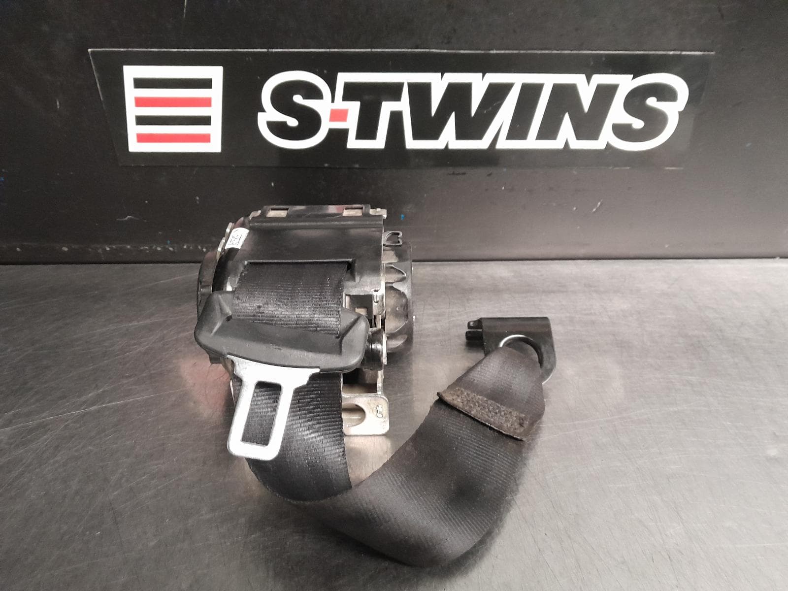 Used auto part listing image: 2019 LAND ROVER RANGEROVER VELAR SEAT BELT STALK RH REAR, SEAT BELT ONLY, L560, 05/17- 0000265803