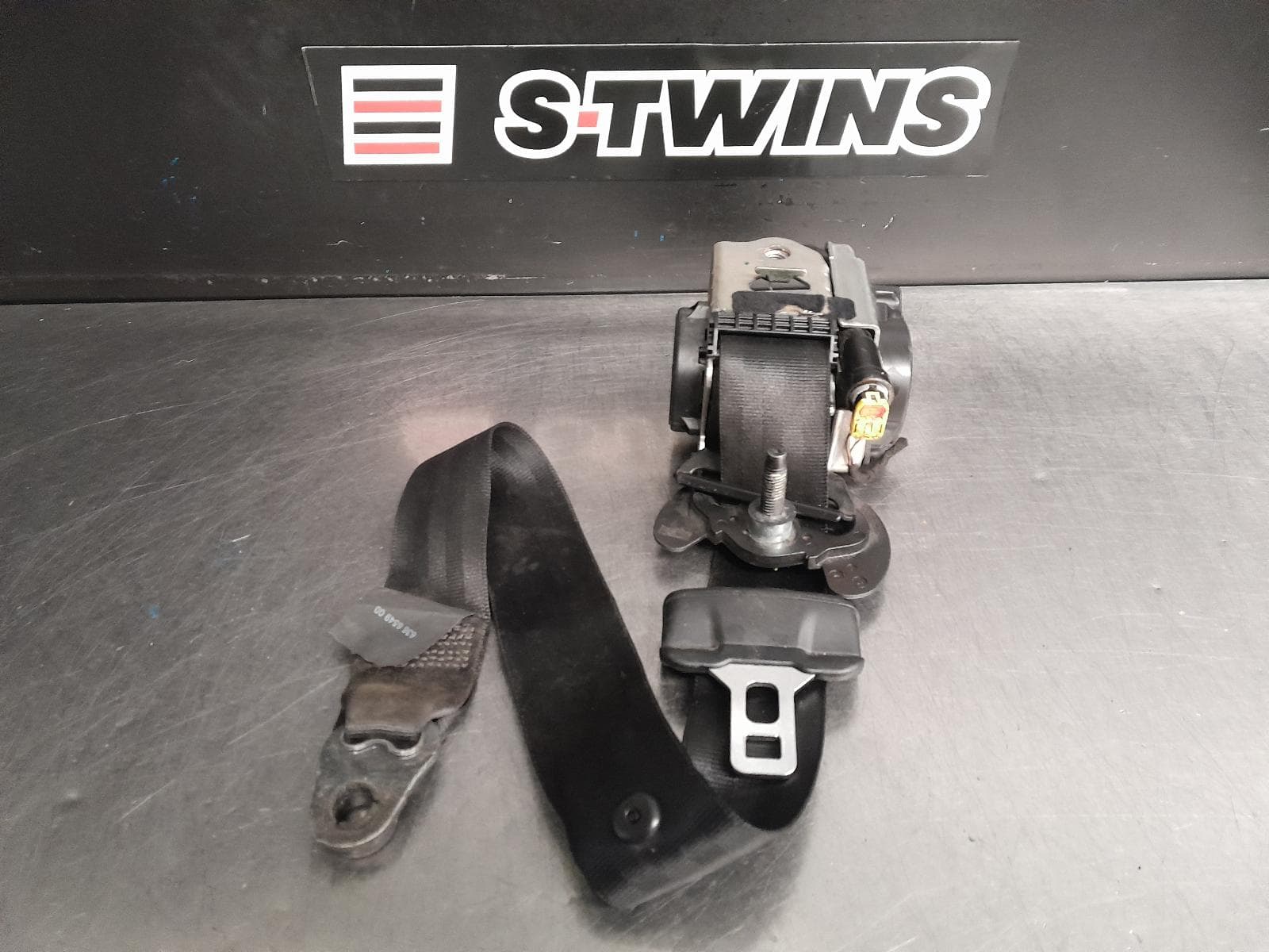 Used auto part listing image: 2019 LAND ROVER RANGEROVER VELAR SEAT BELT STALK LH FRONT, SEAT BELT ONLY, L560, 05/17- 0000265806