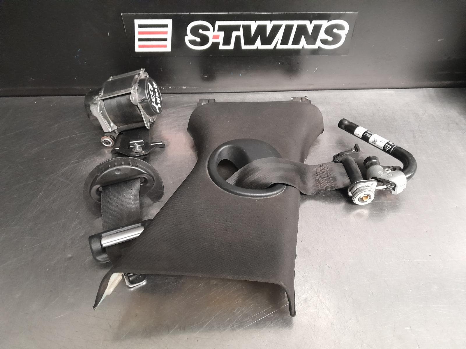 Used auto part listing image: 2019 LAND ROVER RANGEROVER VELAR SEAT BELT STALK RH FRONT, SEAT BELT ONLY, L560, 05/17- 0000265808