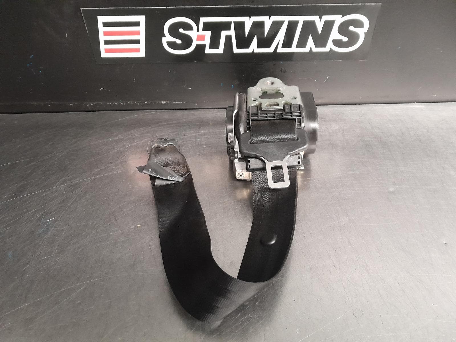 Used auto part listing image: 2019 LAND ROVER RANGEROVER VELAR SEAT BELT STALK LH REAR, SEAT BELT ONLY, L560, 05/17- 0000265809