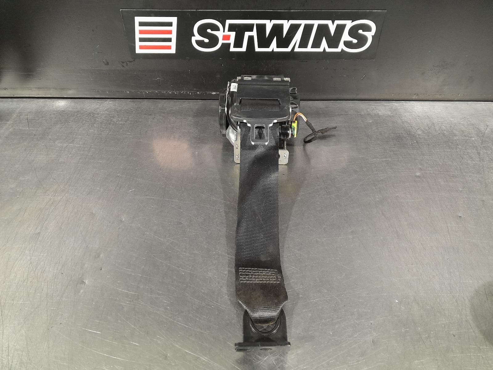 Used auto part listing image: 2019 LAND ROVER RANGEROVER VELAR SEAT BELT STALK RH REAR, SEAT BELT ONLY, L560, 05/17- 0000265835