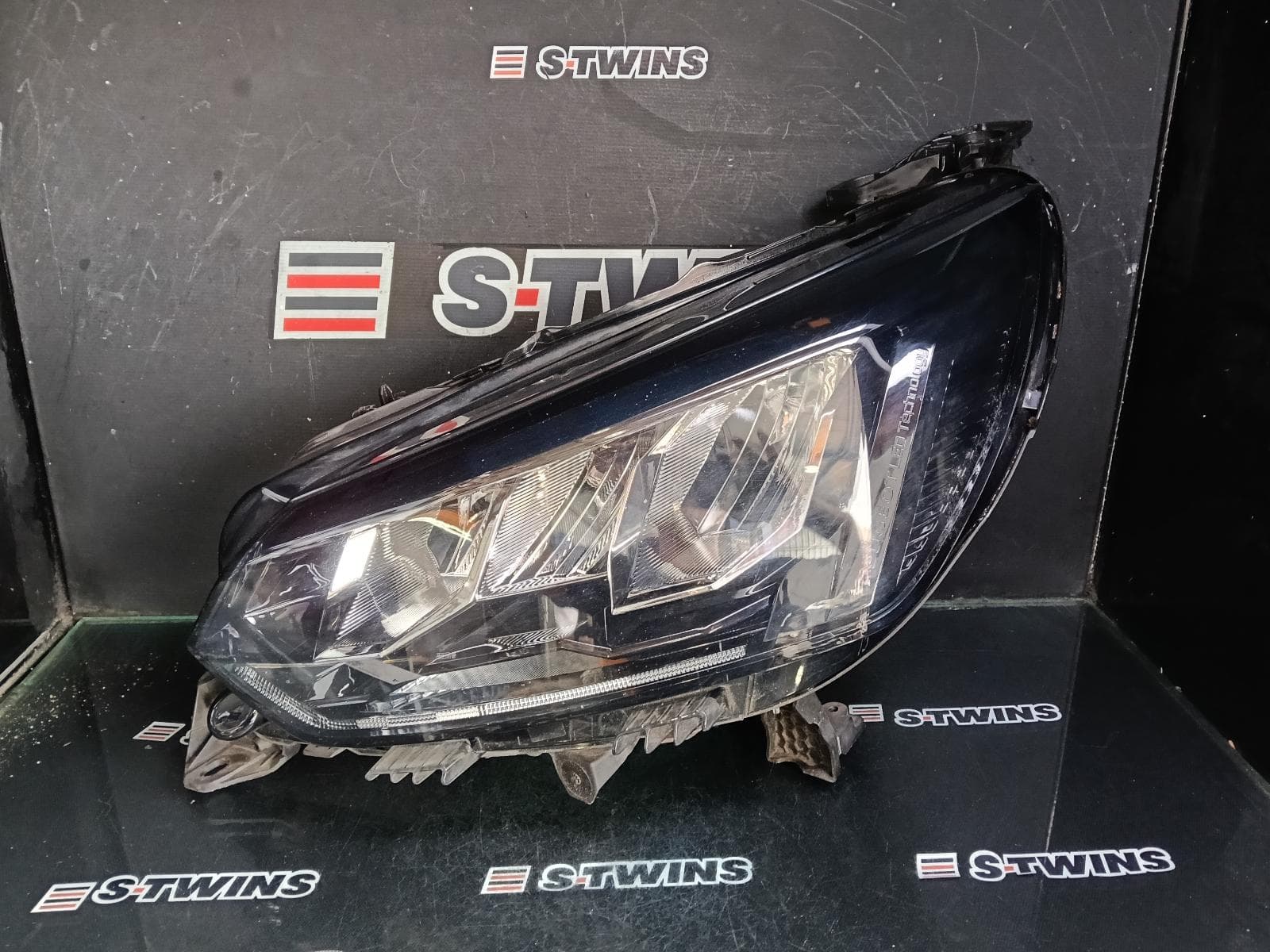 Used auto part listing image: 2021 PEUGEOT 2008 LEFT HEADLAMP P24, LED, ADAPTIVE TYPE, 11/21- 0000402815