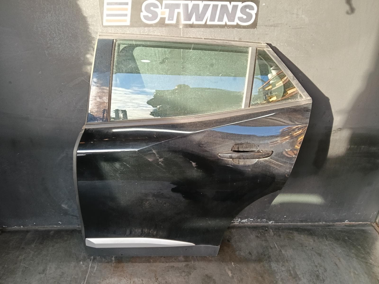 Used auto part listing image: 2021 PEUGEOT 2008 LEFT REAR DOOR SLIDING P24, 07/20- 0000402423