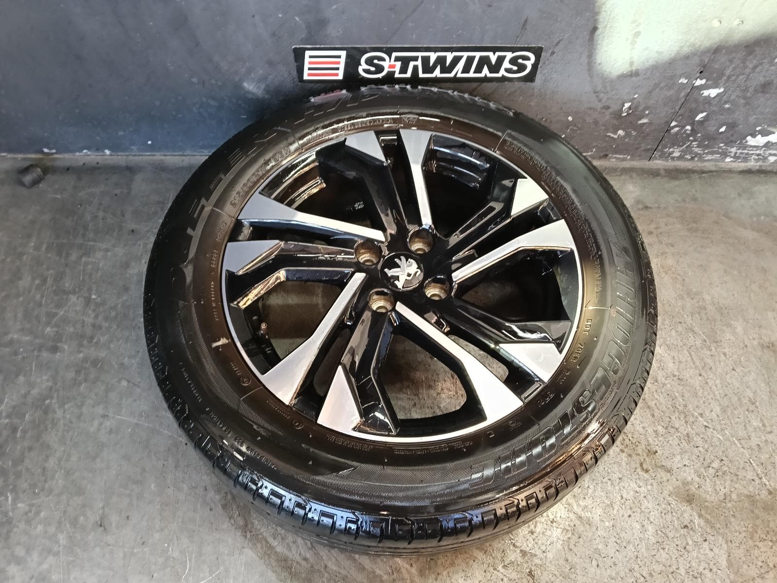 Used auto part listing image: 2021 PEUGEOT 2008 WHEEL MAG FACTORY, 17X6.5IN, SALAMANCA, P24, 07/20- 0000402424