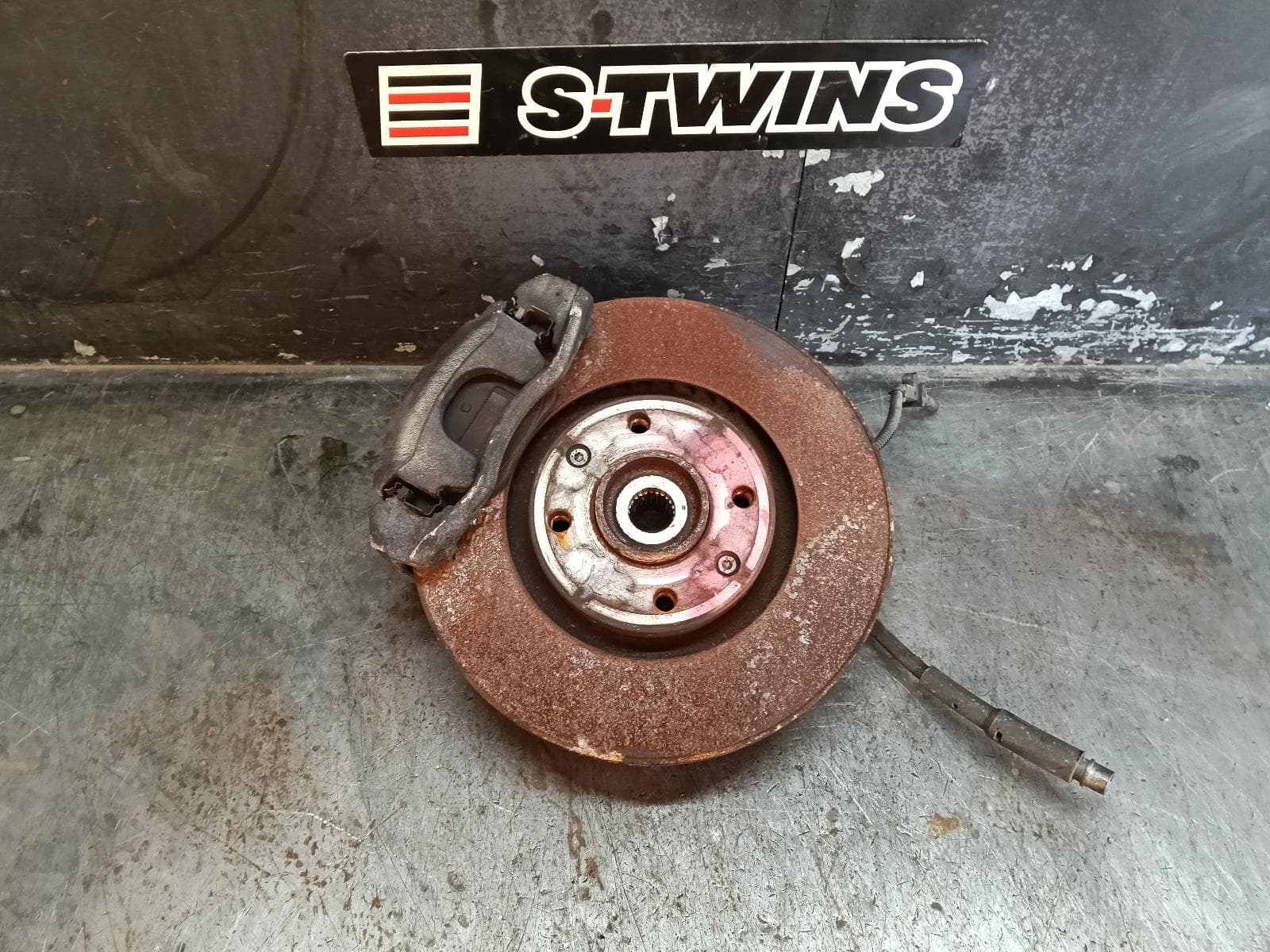 Used auto part listing image: 2021 PEUGEOT 2008 RIGHT FRONT HUB ASSEMBLY P24, 07/20- 0000402819