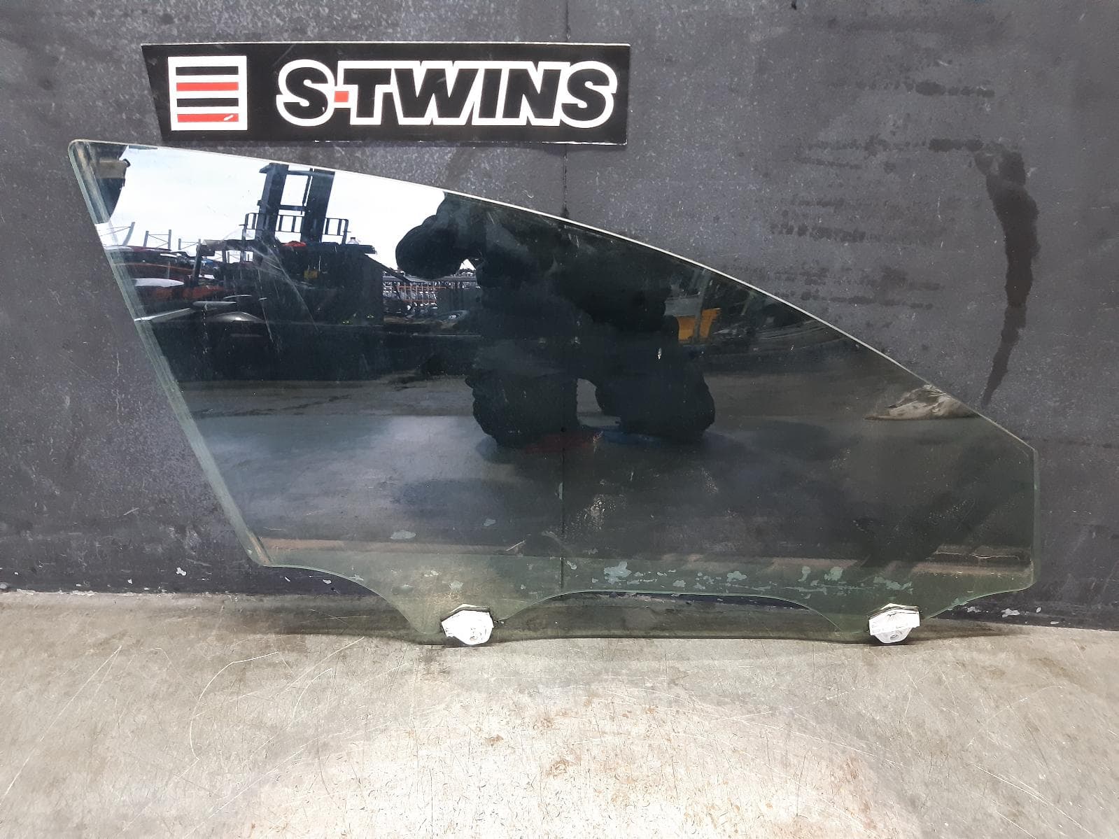 Used auto part listing image: 2020 MAZDA CX30 RIGHT FRONT DOOR WINDOW DM, 10/19- 0000276541