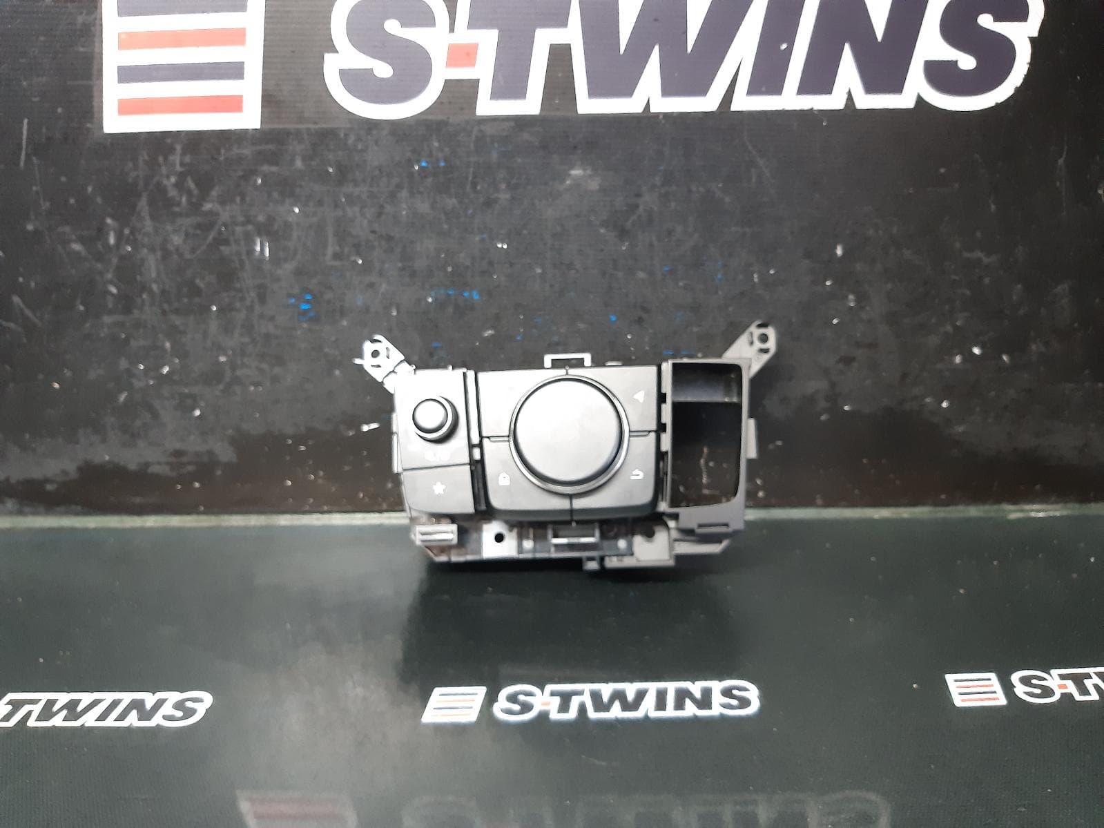 Used auto part listing image: 2020 MAZDA CX30 COMMANDER CONTROLS, DM, 10/19- 0000276877