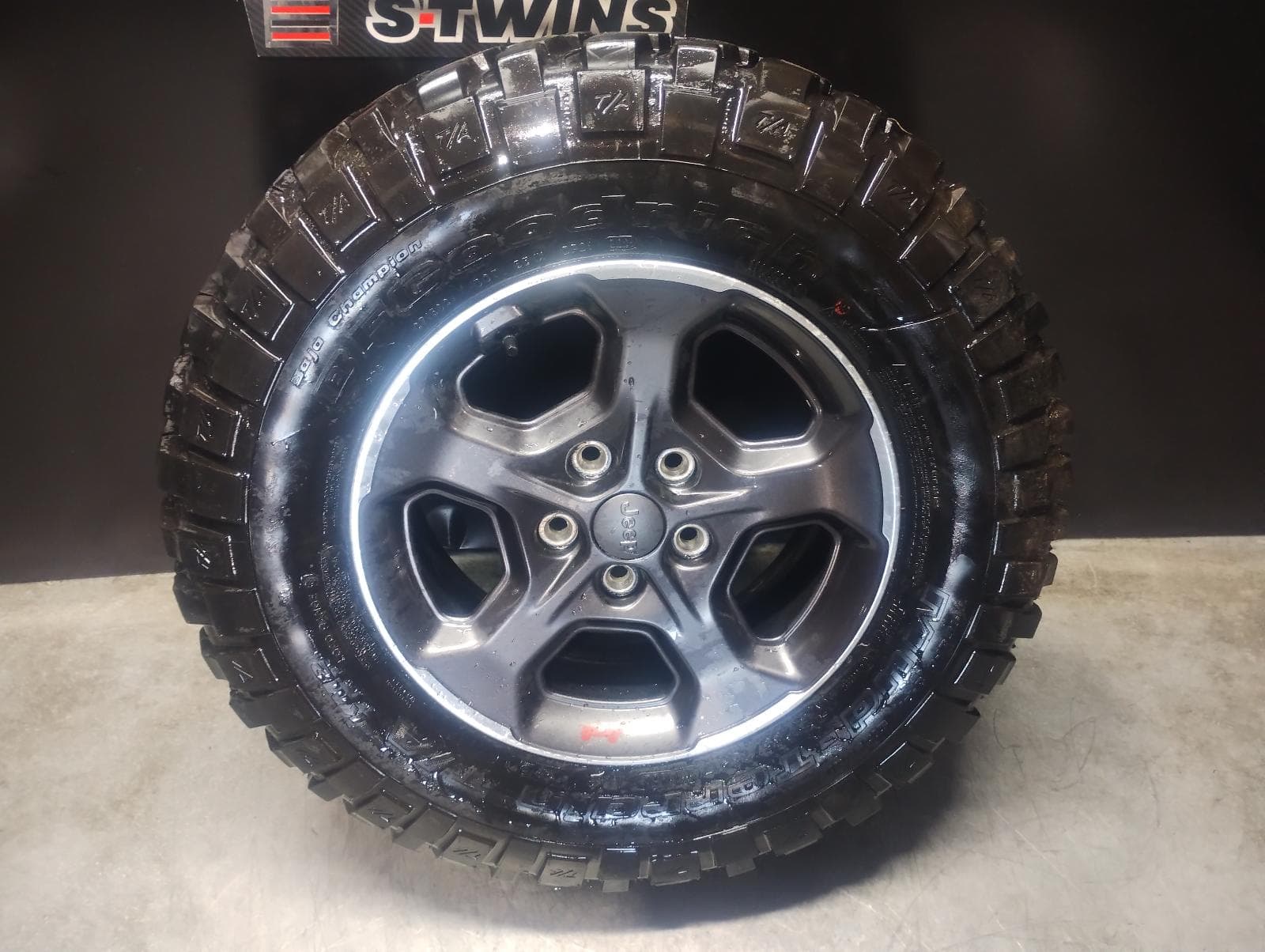 Used auto part listing image: 2022 JEEP GLADIATOR WHEEL MAG FACTORY, 17X7.5IN, RUBICON, JT, 01/20- 0000269448