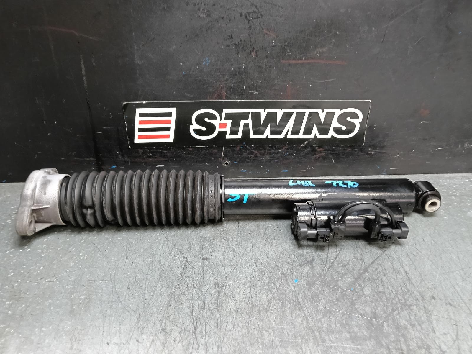 Used auto part listing image: 2022 MERCEDES GLC CLASS SHOCK ABSORBER X253/C253, LEFT/RIGHT, SINGLE SHOCK ONLY, W/ AIR SUSPENSION TYPE, GLC220D/GLC250/GLC250D/GLC300, 09/15-03/23 0000389401