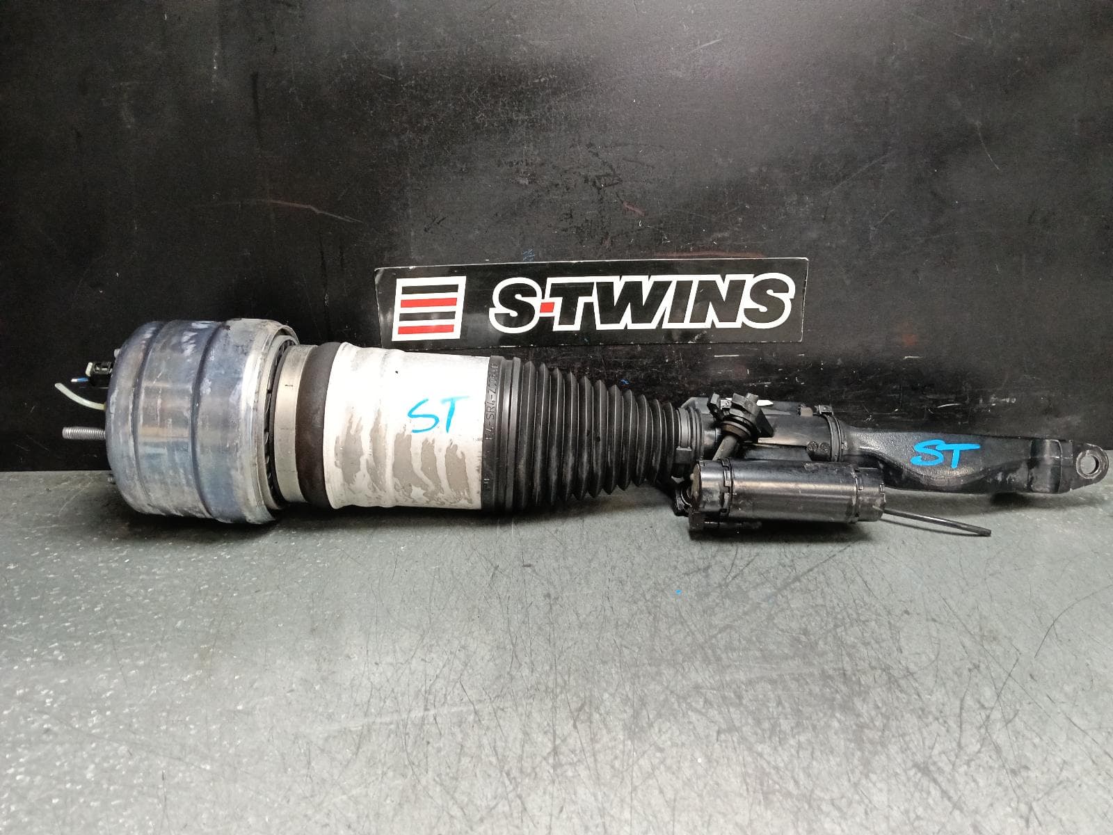 Used auto part listing image: 2022 MERCEDES GLC CLASS SHOCK ABSORBER X253/C253, LEFT/RIGHT, SINGLE SHOCK ONLY, W/ AIR SUSPENSION TYPE, GLC220D/GLC250/GLC250D/GLC300, 09/15-03/23 0000389407