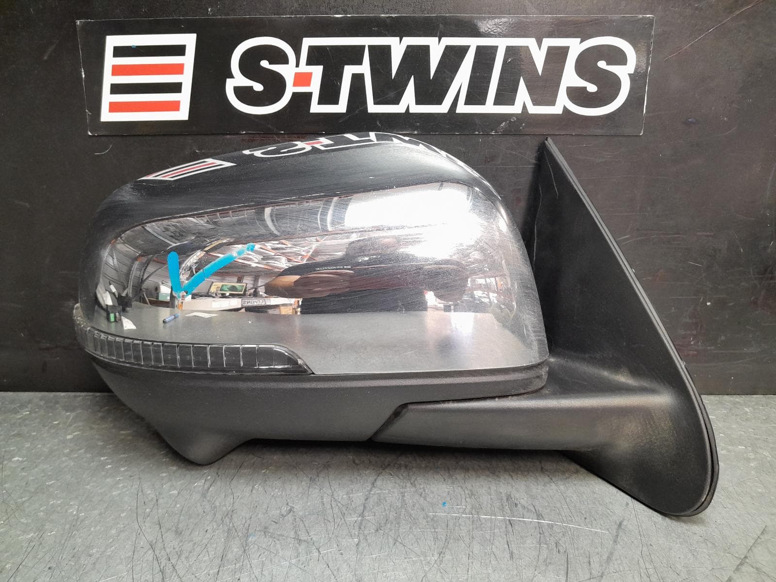 Used auto part listing image: 2020 GREAT WALL CANNON UTE RIGHT DOOR MIRROR NPW, ELECT ADJ, POWER FOLD, W/ CAMERA, CHROME TYPE, 09/20- 0000371019
