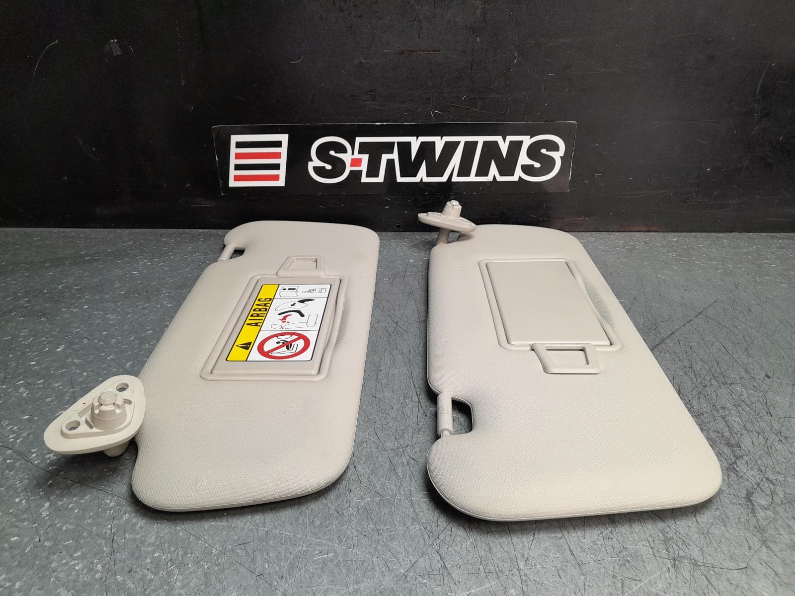 Used auto part listing image: 2020 GREAT WALL CANNON UTE SUNVISOR NPW, PAIR, 09/20- 0000371022