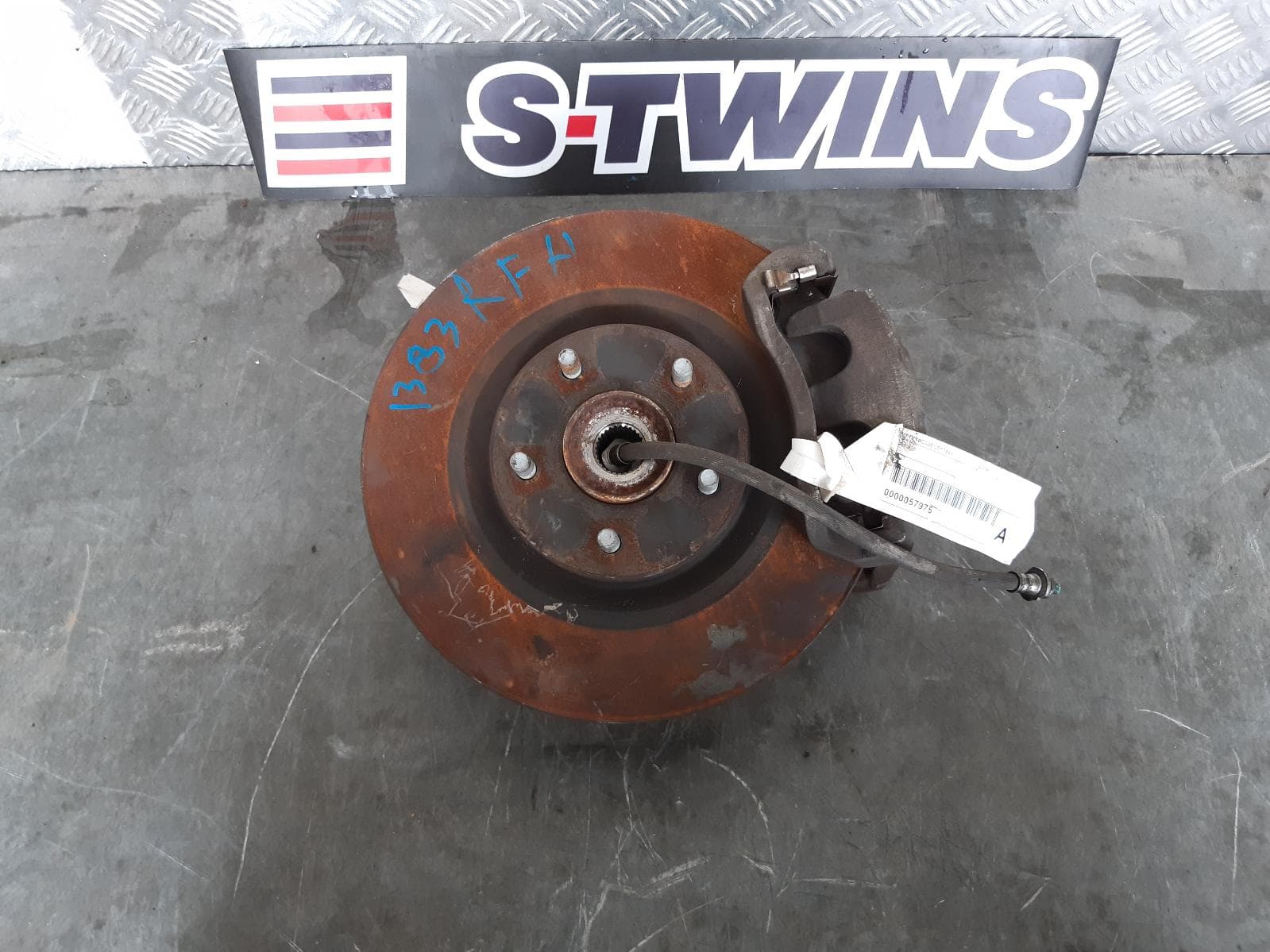 Used auto part listing image: 2014 RENAULT KALEOS RIGHT FRONT HUB ASSEMBLY H45, 09/08-04/16 0000057974