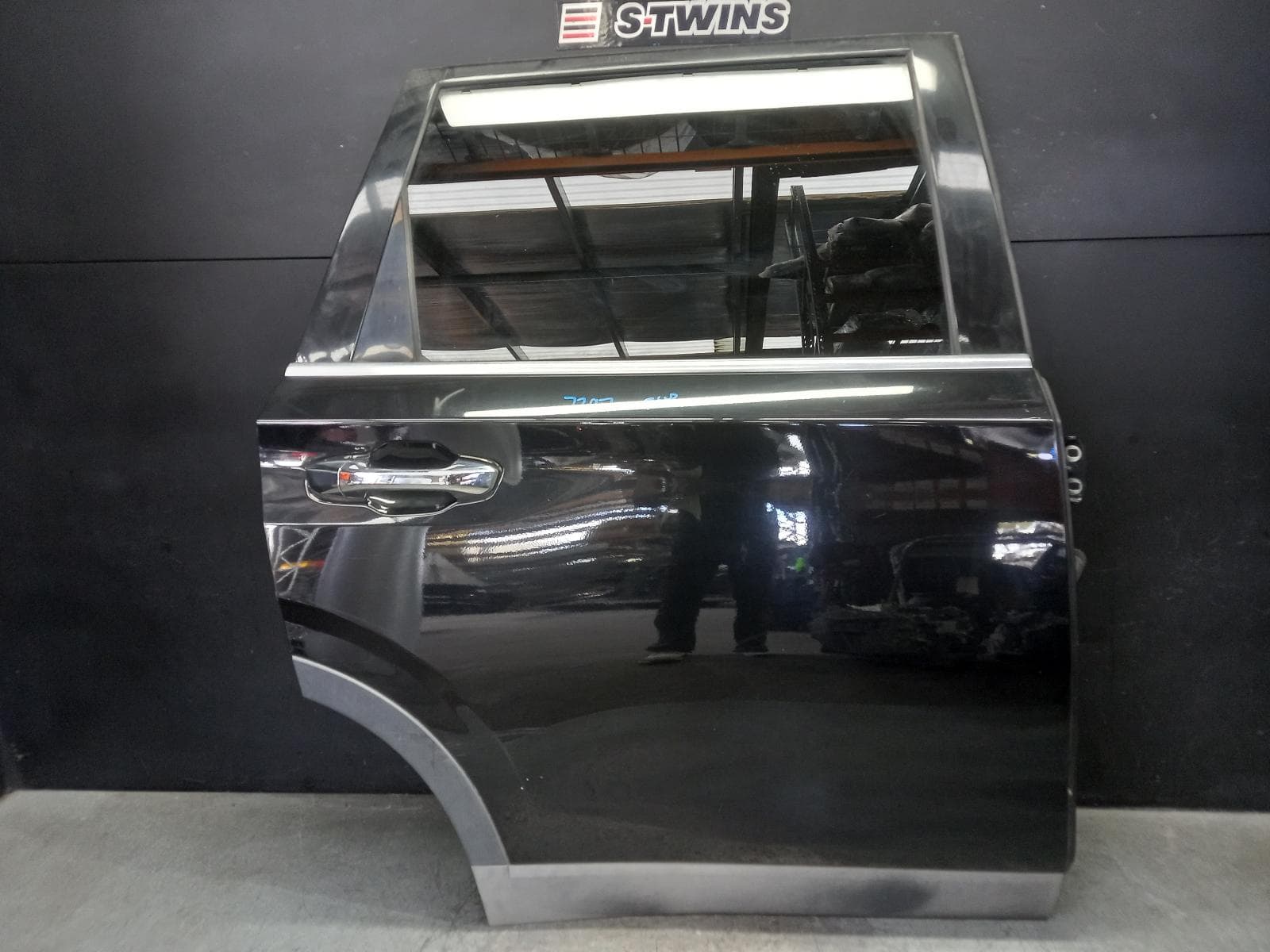 Used auto part listing image: 2021 LDV D90 RIGHT REAR DOOR SLIDING SV9A, 11/17- 0000402533
