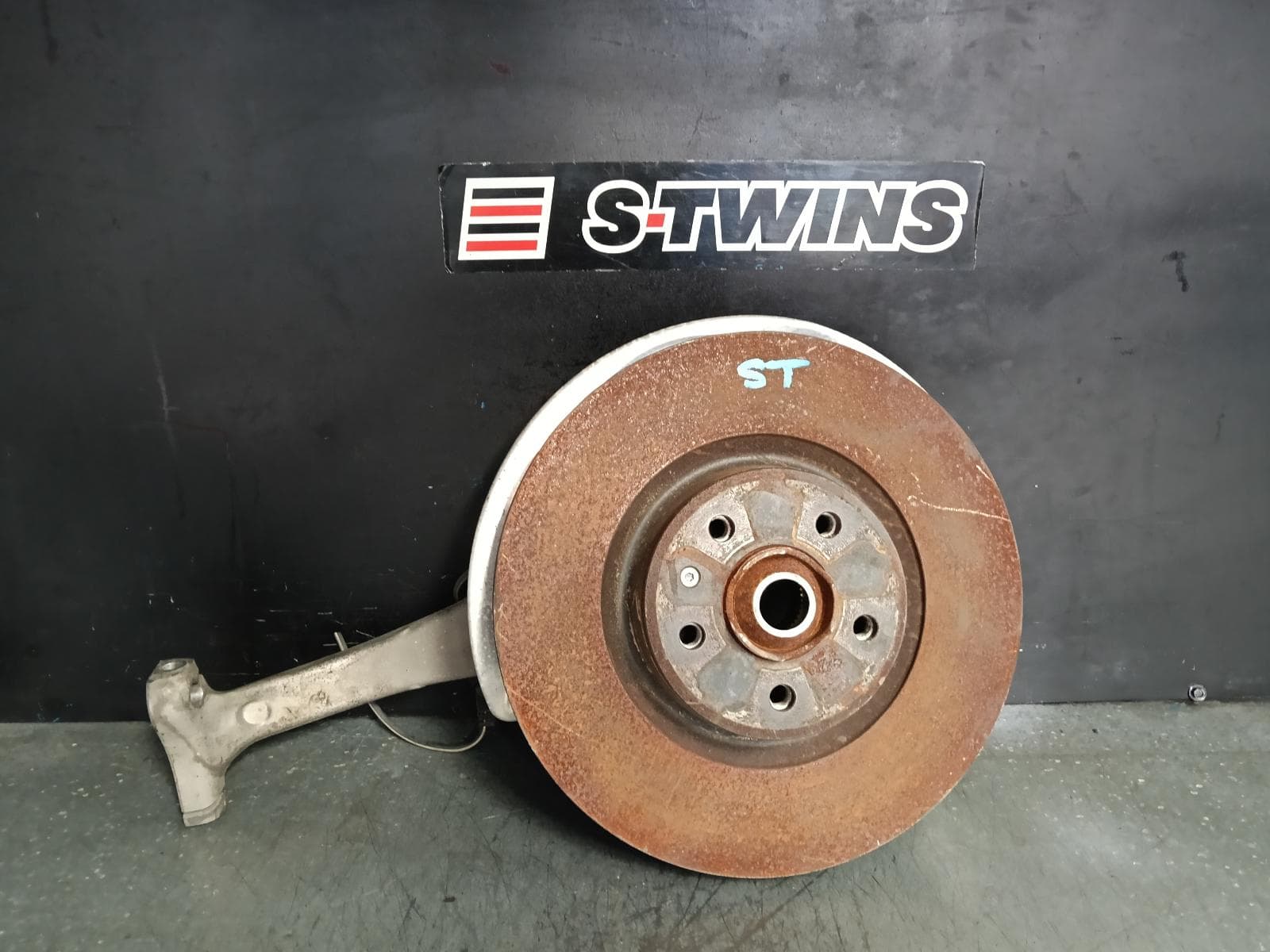 Used auto part listing image: 2020 AUDI A5/S5 RIGHT FRONT HUB ASSEMBLY F5, AWD, 07/16-05/24 0000394692