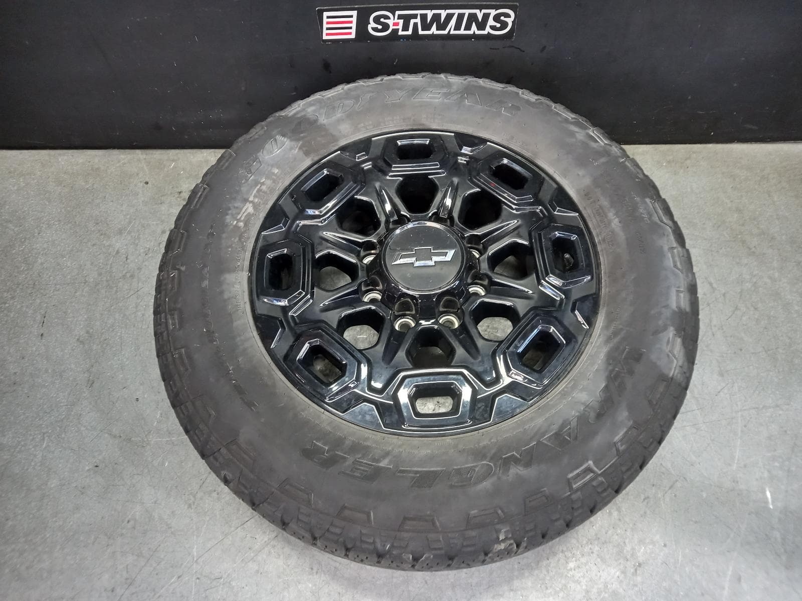 Used auto part listing image: 2022 CHEVROLET SILVERADO WHEEL MAG GMSV RHD 2500, T1, FACTORY, 20X9IN, GLOSS BLACK, 8 SPOKE, 07/21- 0000401424