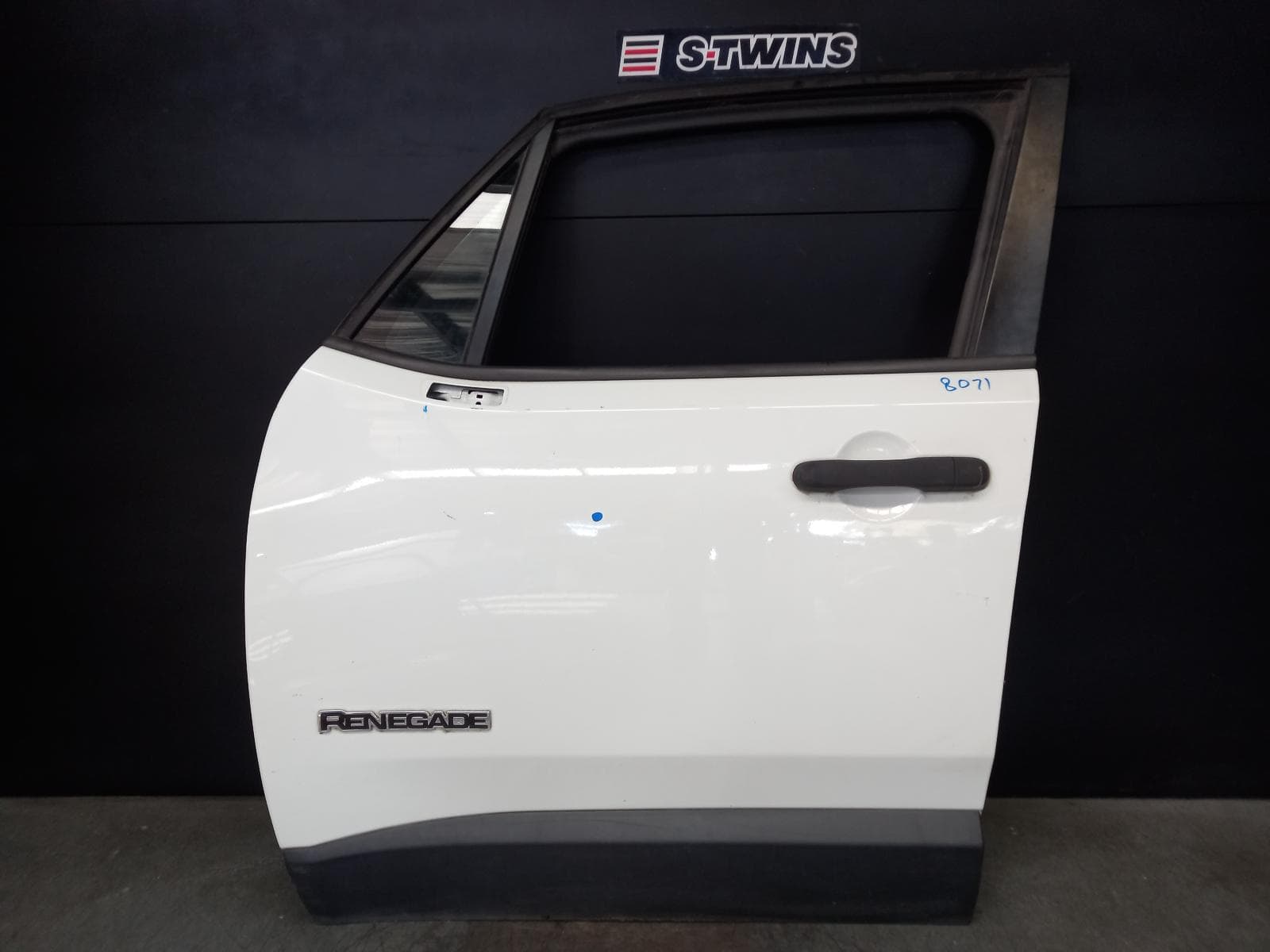 Used auto part listing image: 2016 JEEP RENEGADE LEFT FRONT DOOR BU, 09/15-10/25 0000373651