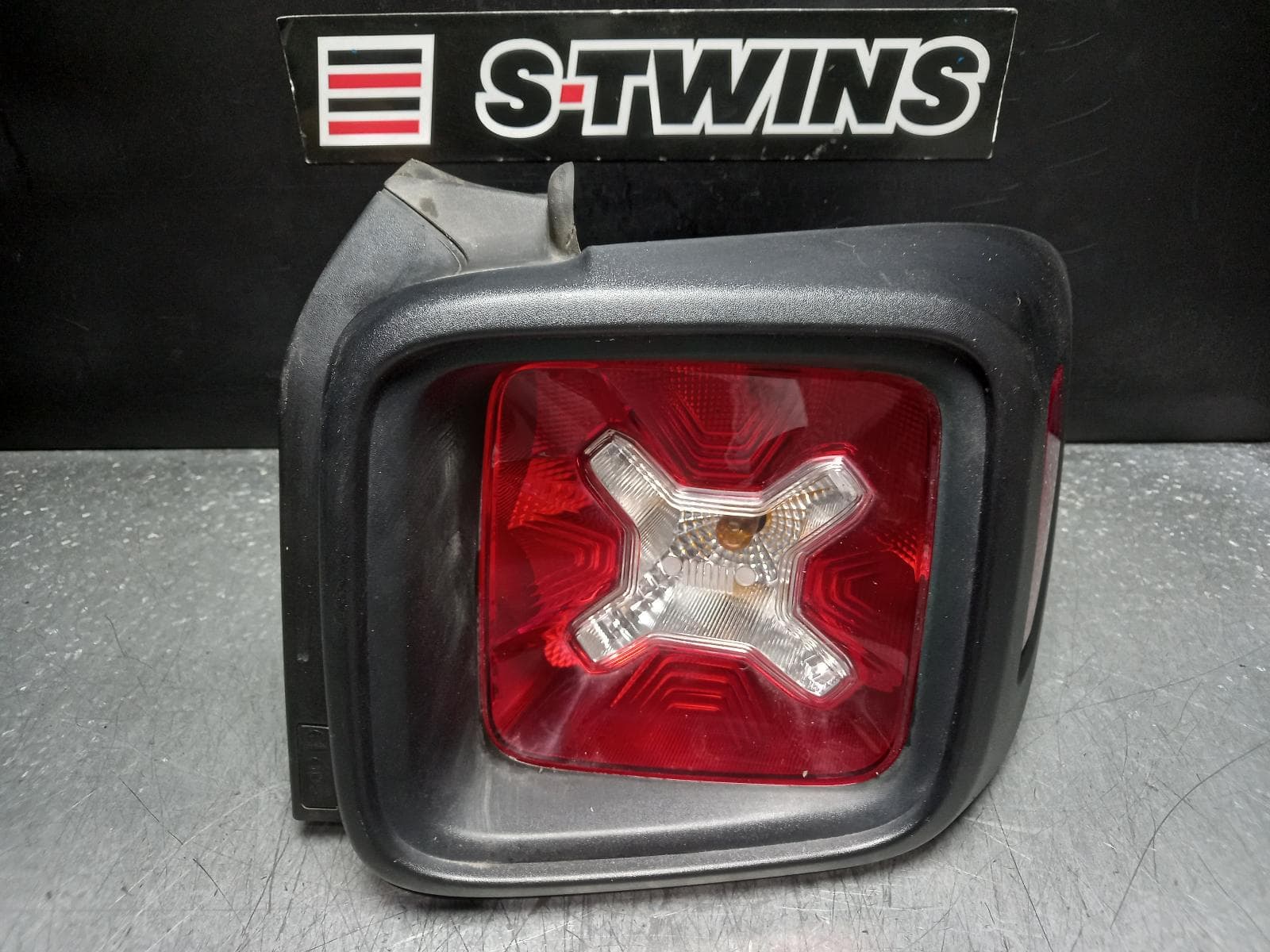 Used auto part listing image: 2016 JEEP RENEGADE RIGHT TAILLIGHT BU, IN BODY, SPORT, 09/15-01/20 0000373729