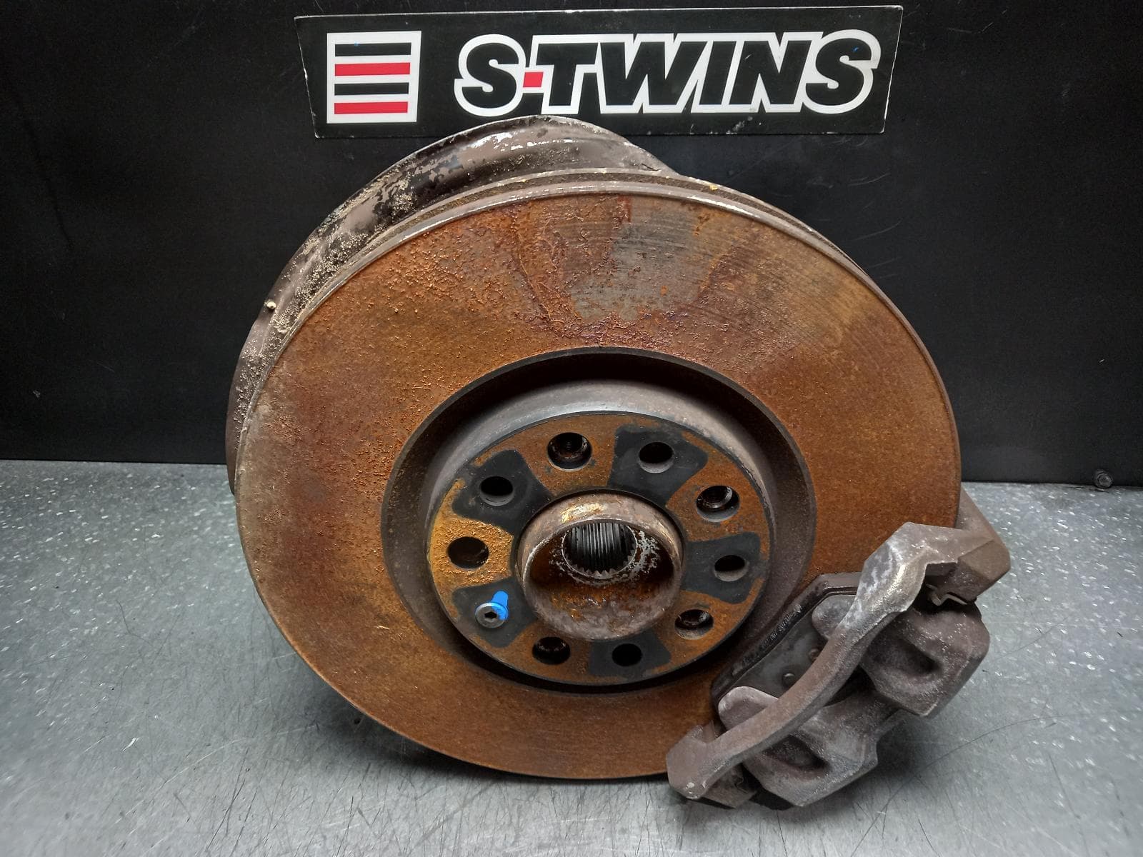 Used auto part listing image: 2016 JEEP RENEGADE LEFT FRONT HUB ASSEMBLY BU, 09/15-10/25 0000373731