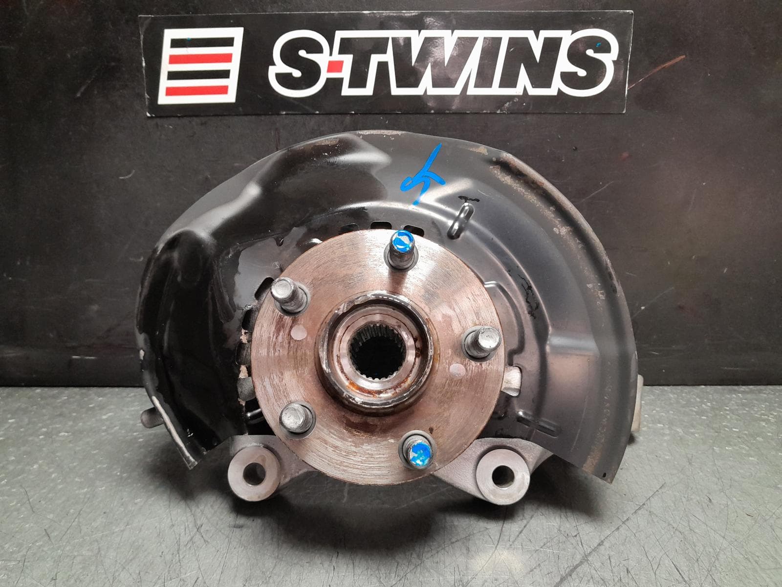 Used auto part listing image: 2012 LEXUS CT200H RIGHT FRONT HUB ASSEMBLY ZWA10, 03/11-08/21 0000371225