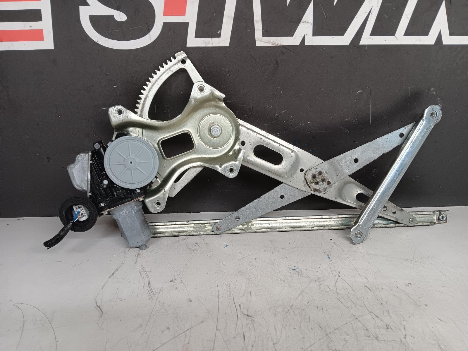 Used auto part listing image: 2009 LEXUS IS250/IS250C LEFT FRONT WINDOW REG MOTOR IS250/IS350/IS F, GSE20R/GSE21R/USE20R, SEDAN, 11/05-06/13 0000314772