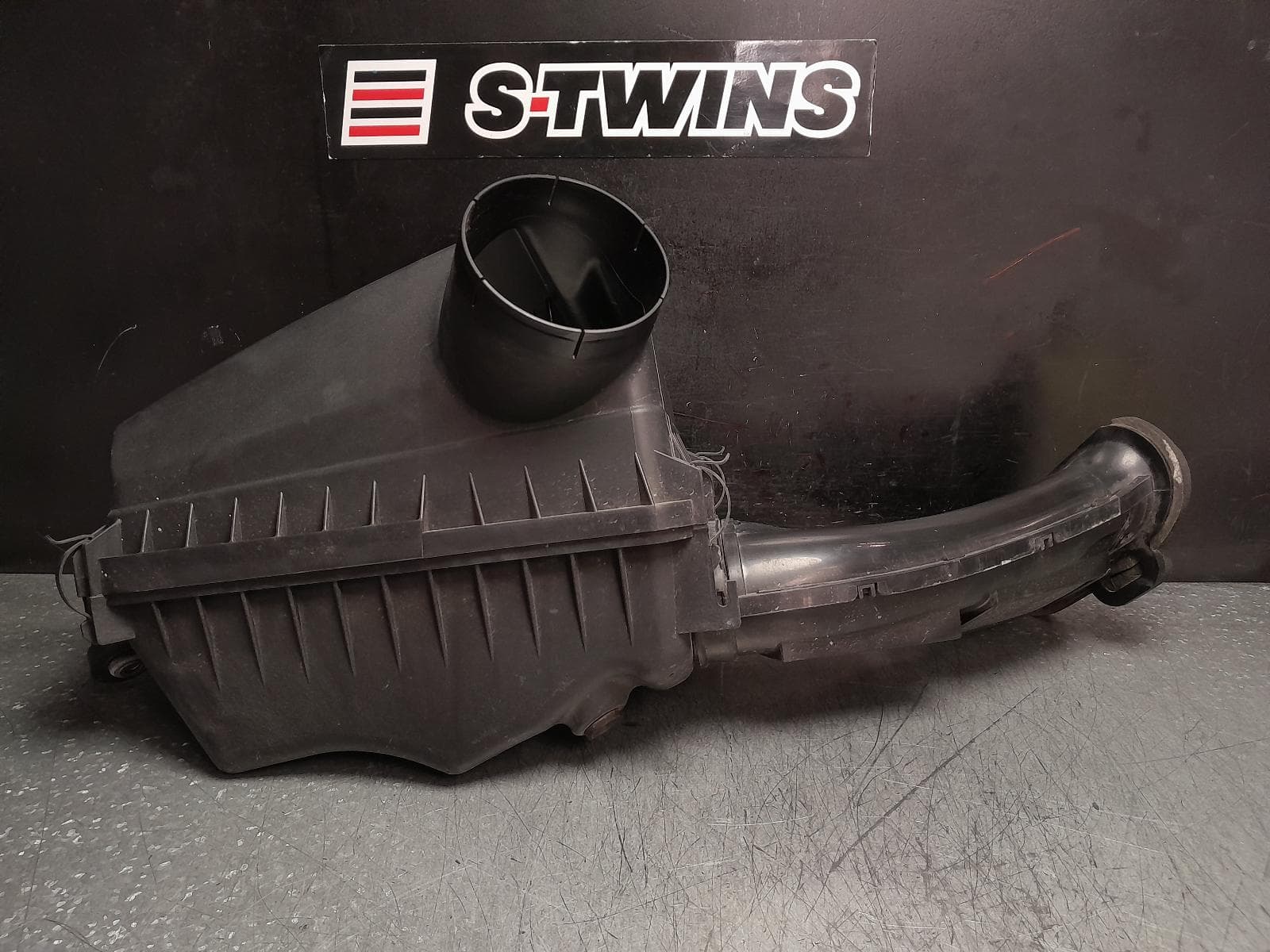 Used auto part listing image: 2016 HOLDEN COMMODORE AIR CLEANER BOX AIR CLEANER, VF, 6.0/6.2, 05/13-12/17 0000371318