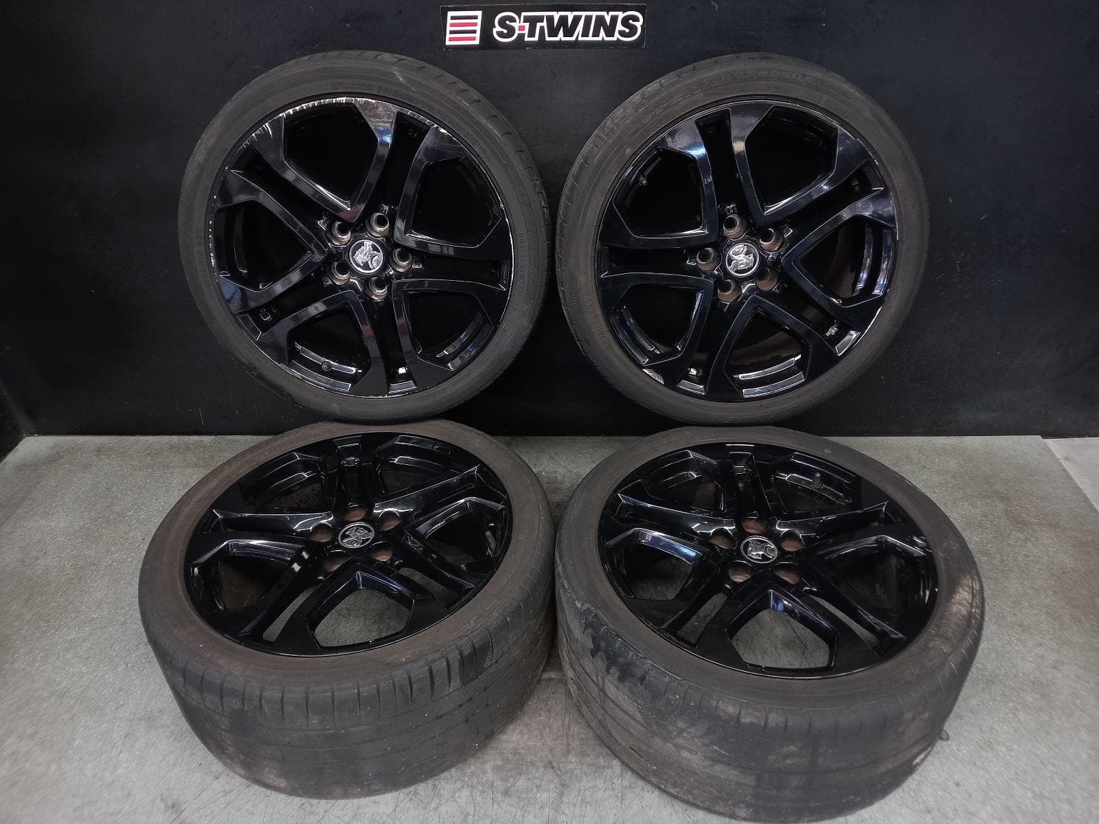 Used auto part listing image: 2016 HOLDEN COMMODORE WHEEL MAG FACTORY, 19X9IN, REAR, HIGH GLOSS BLACK, DUAL SPOKE, VF, SSV REDLINE, 05/13-12/17 0000370893