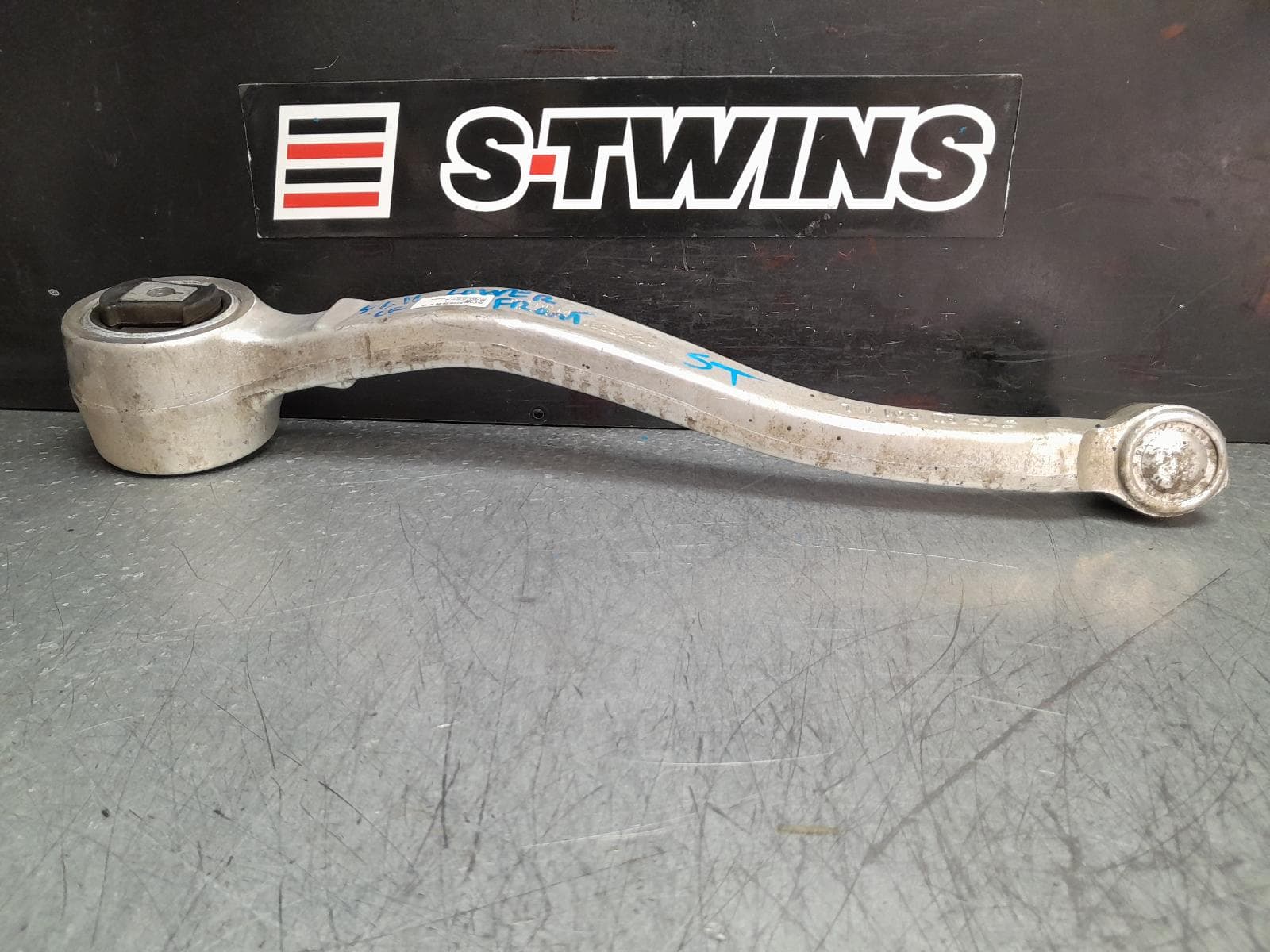 Used auto part listing image: 2016 HOLDEN COMMODORE LEFT FRONT LOWER CONTROL ARM MAIN FRONT LOWER ARM, VF, 05/13-12/17 0000371328