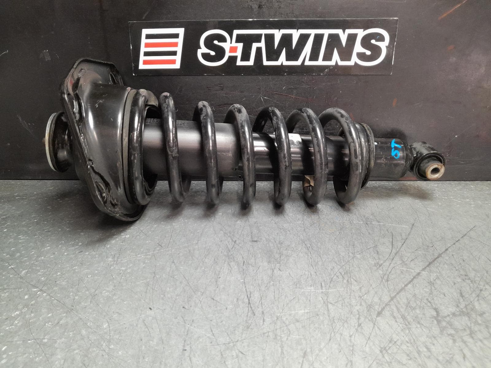Used auto part listing image: 2016 HOLDEN COMMODORE LEFT REAR STRUT VF, SEDAN, SV6/SS/SS-V, 05/13-12/17 0000371331